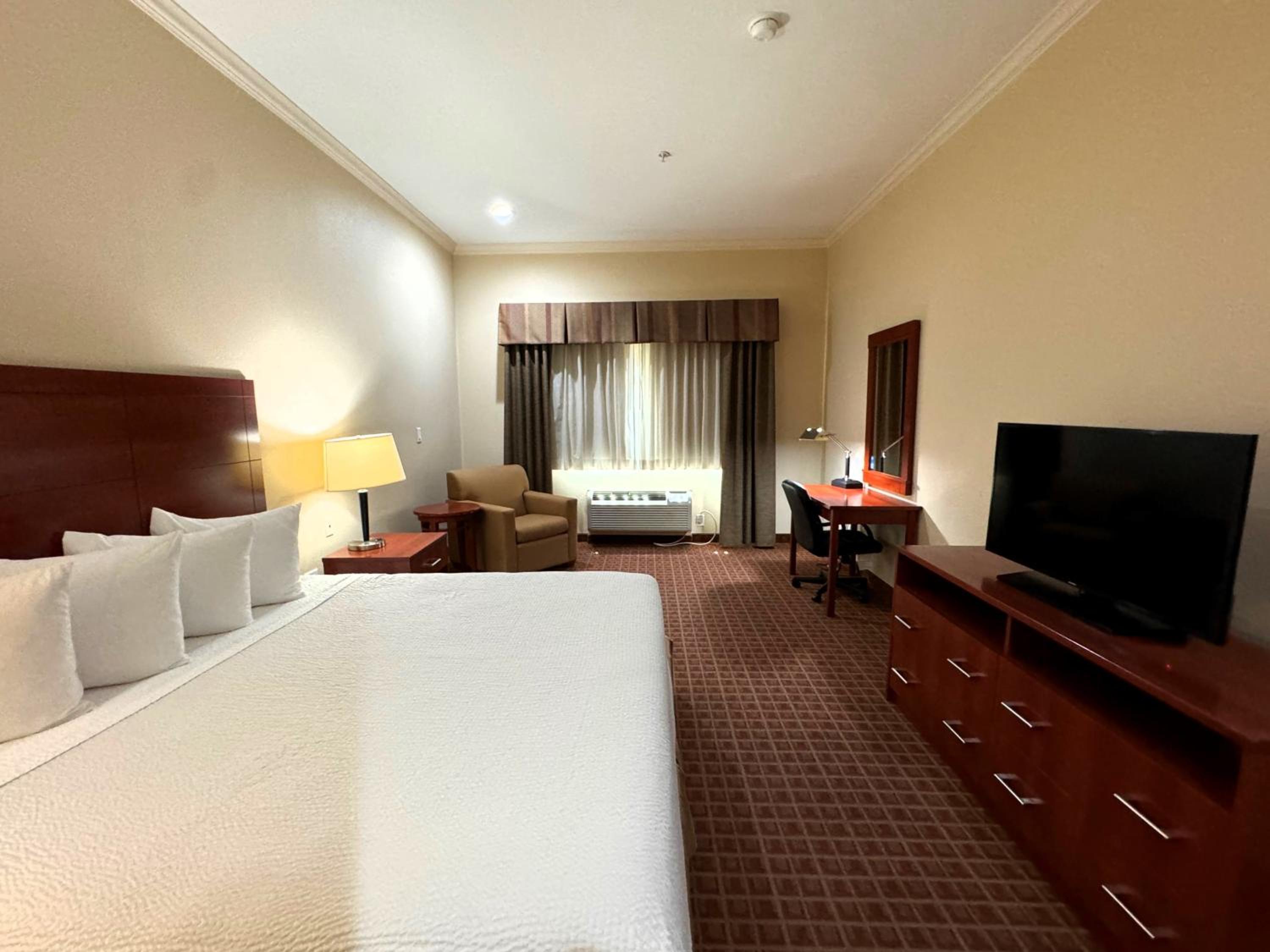 King Room - Non-Smoking - Photo 9