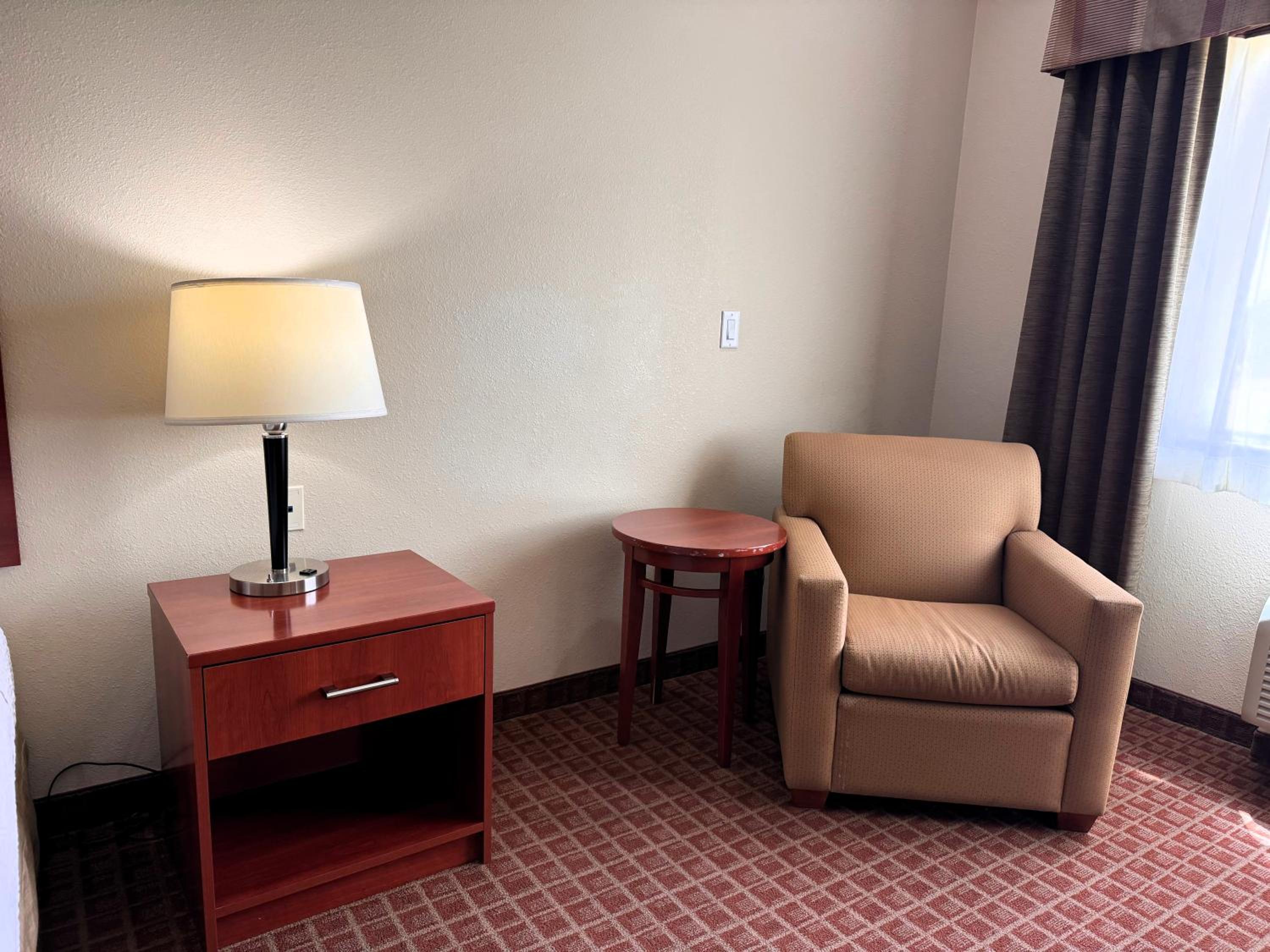 King Room - Non-Smoking - Photo 2