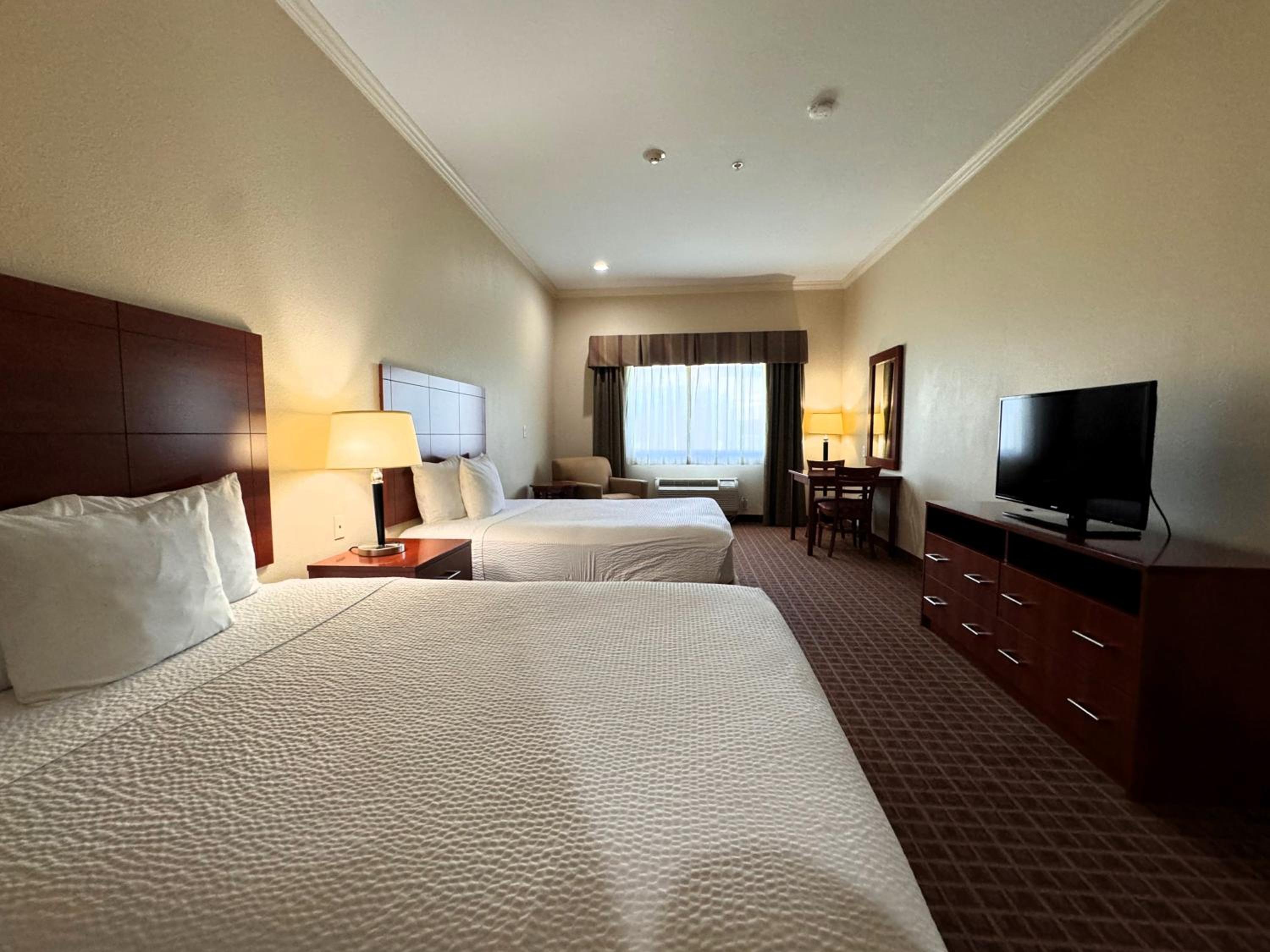 Queen Room with Two Queen Beds - Non-Smoking - Photo 5