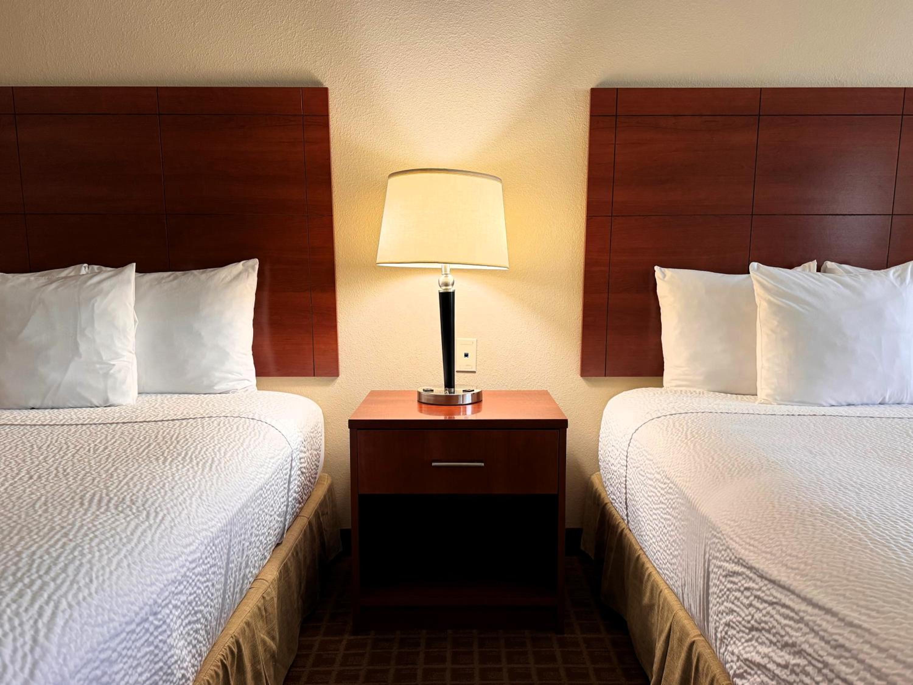 Queen Room with Two Queen Beds - Non-Smoking - Photo 6