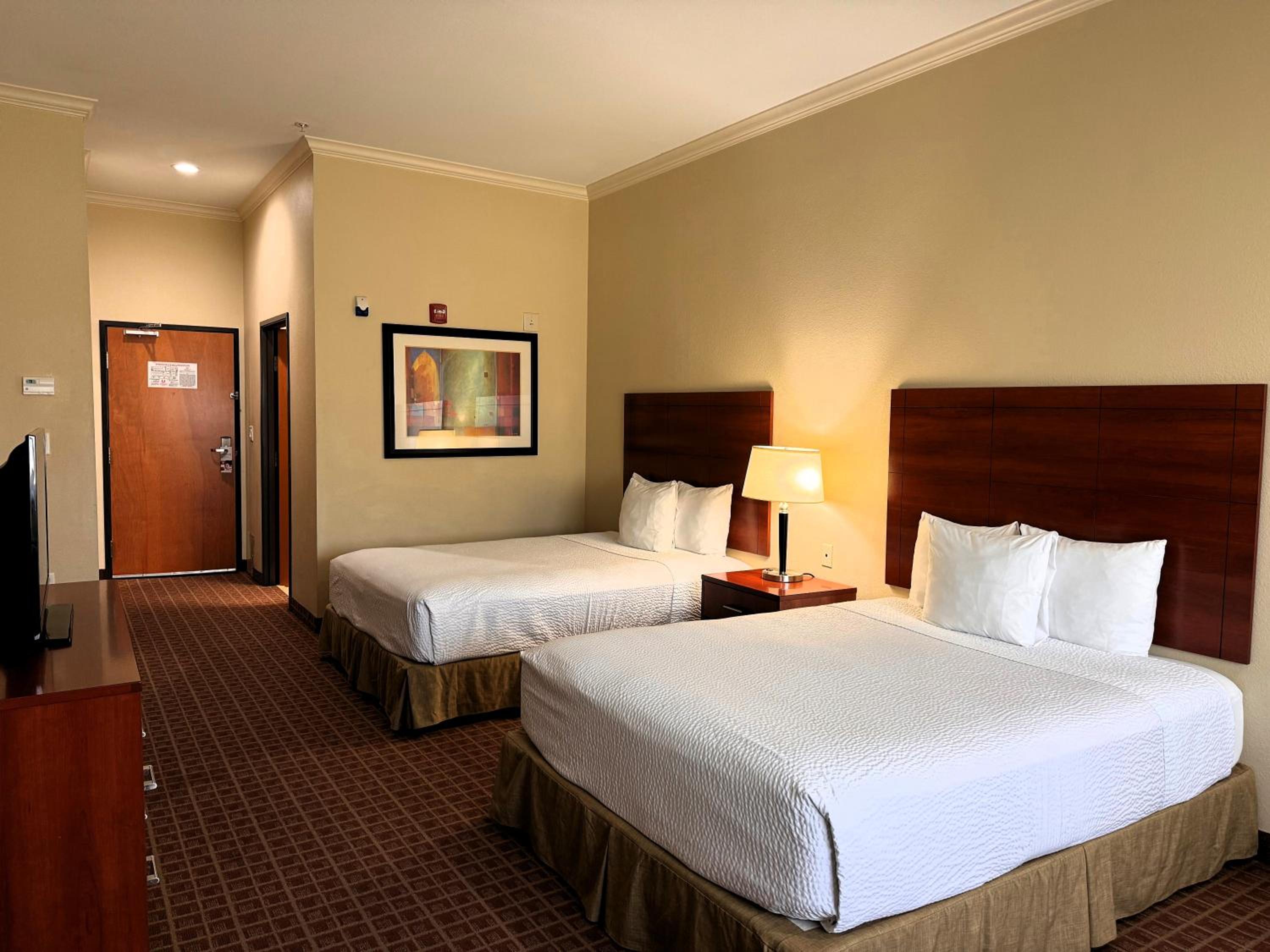Queen Room with Two Queen Beds - Non-Smoking - Photo 7