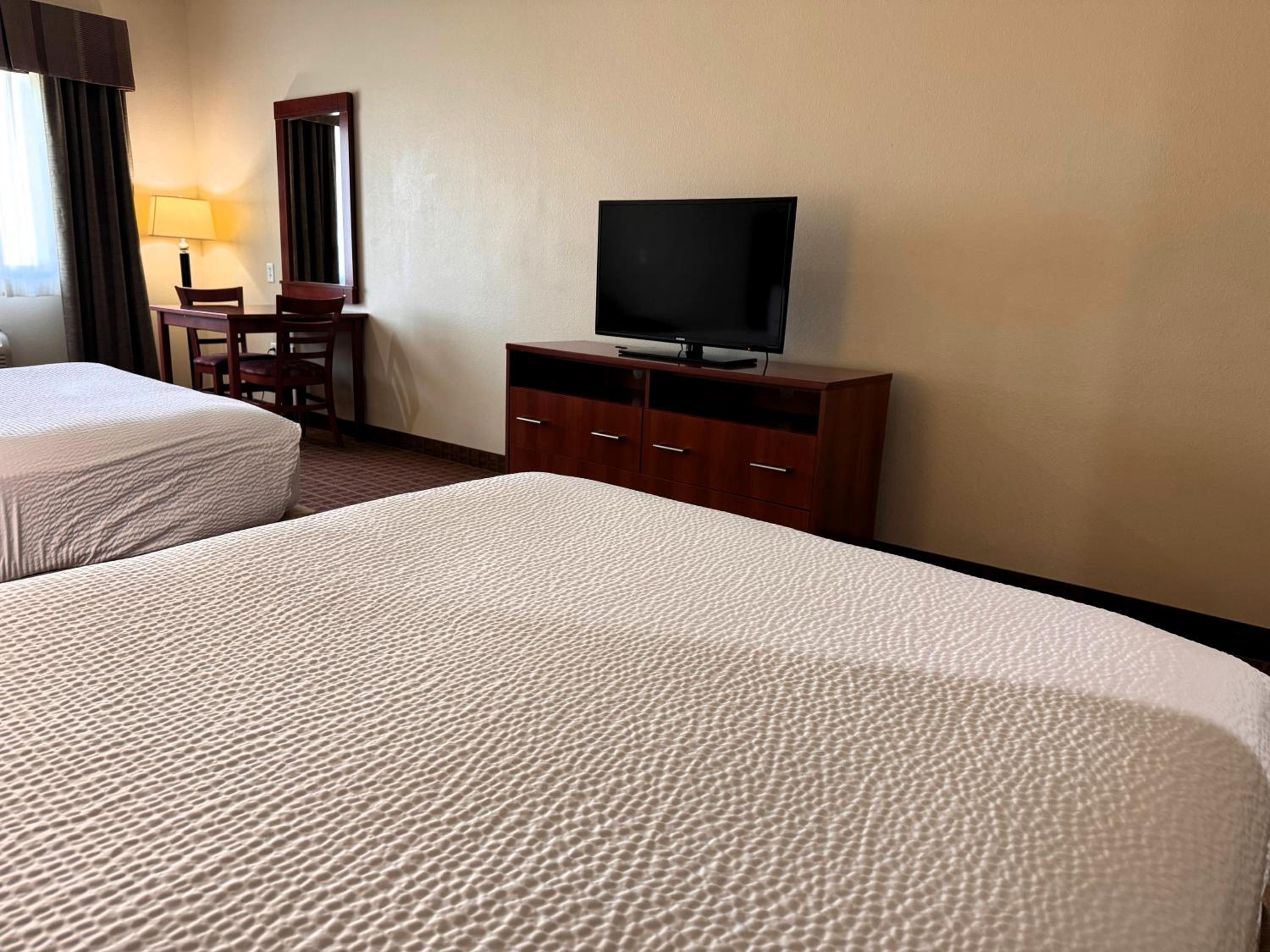 Queen Room with Two Queen Beds - Non-Smoking - Photo 8