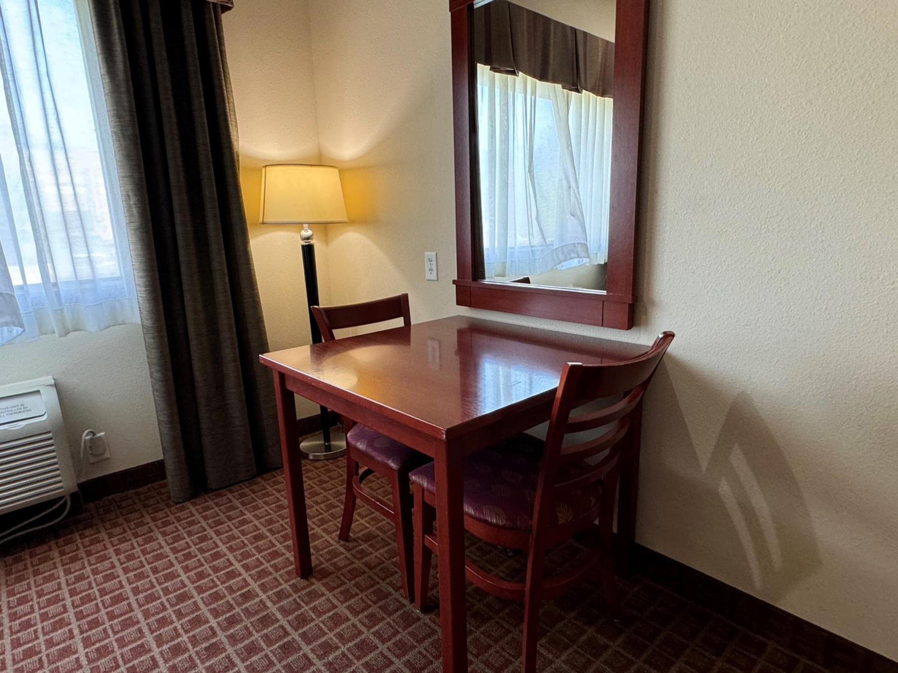 Queen Room with Two Queen Beds - Non-Smoking - Photo 3