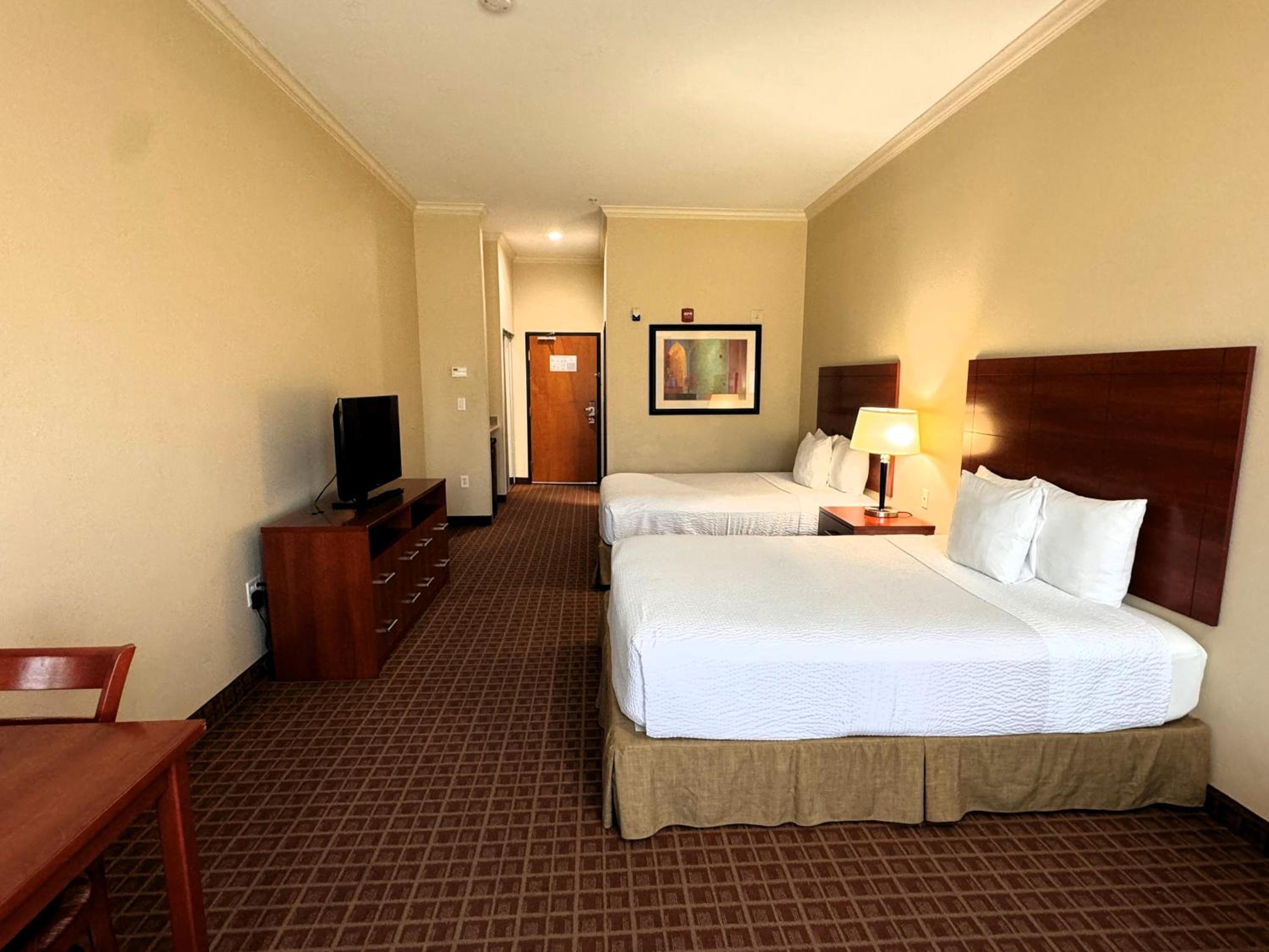 Queen Room with Two Queen Beds - Non-Smoking - Photo 9