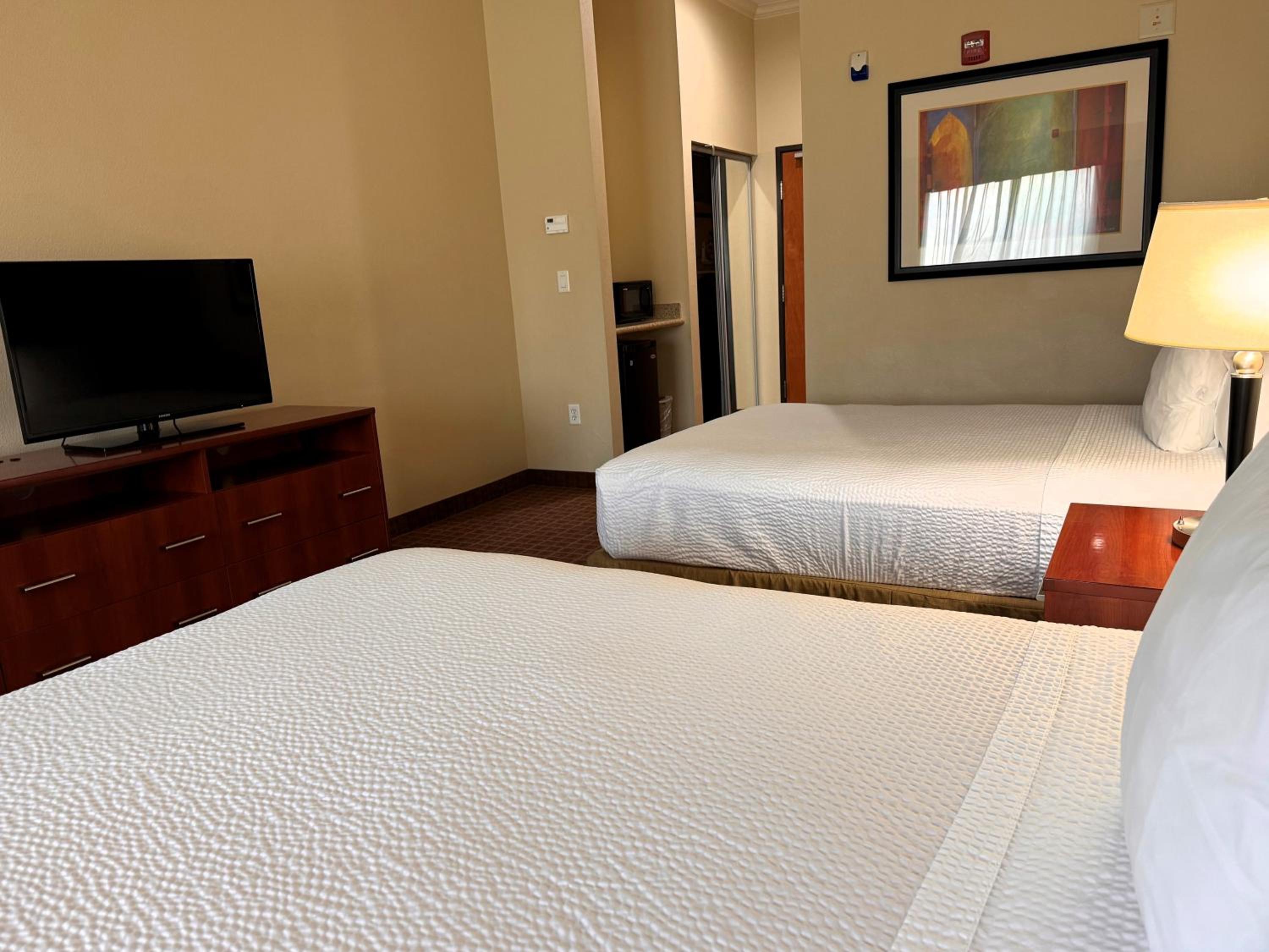 Queen Room with Two Queen Beds - Non-Smoking - Photo 2