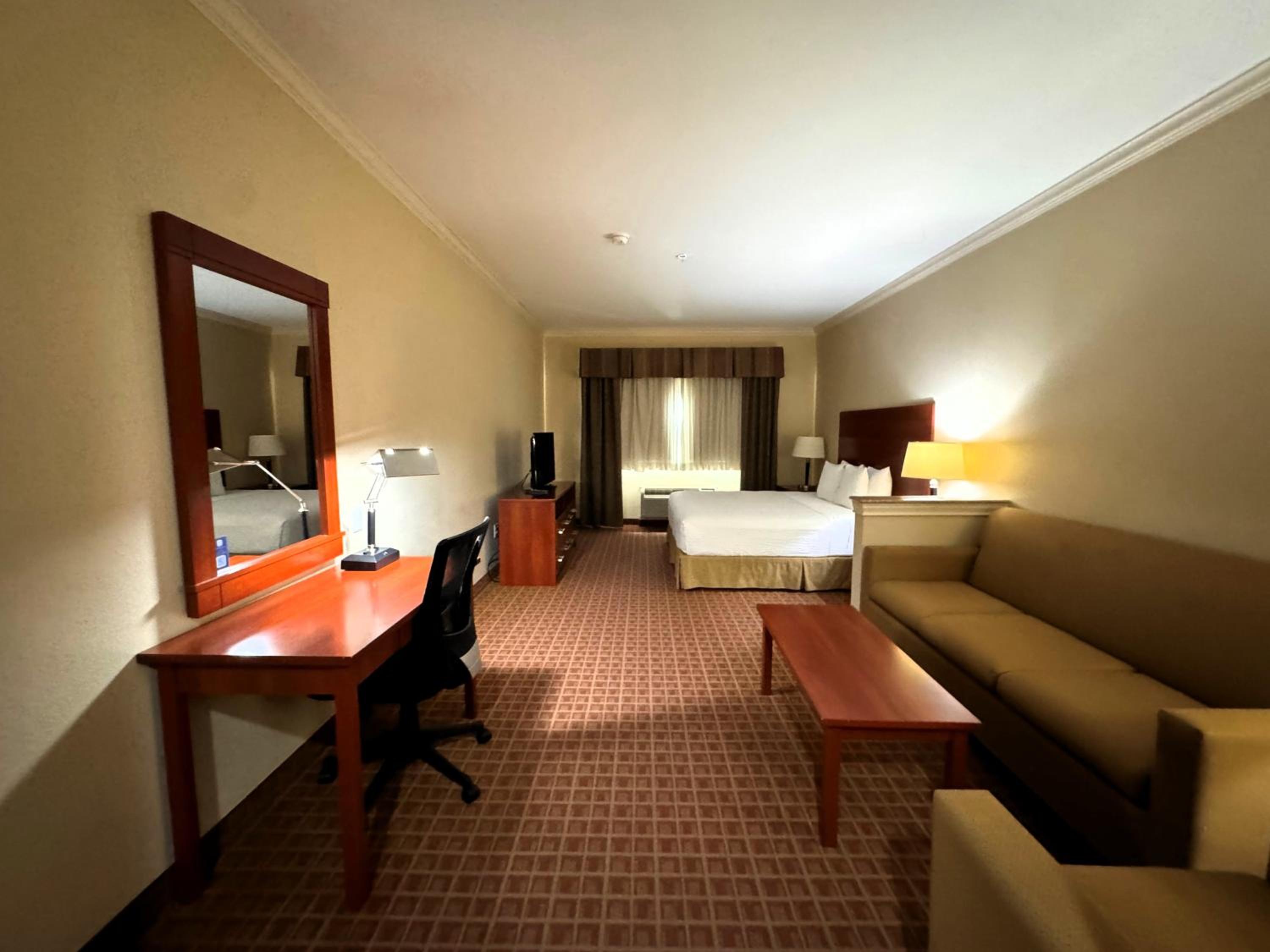 King Suite with Sofa Bed - Disability Access - Non-Smoking - Photo 5