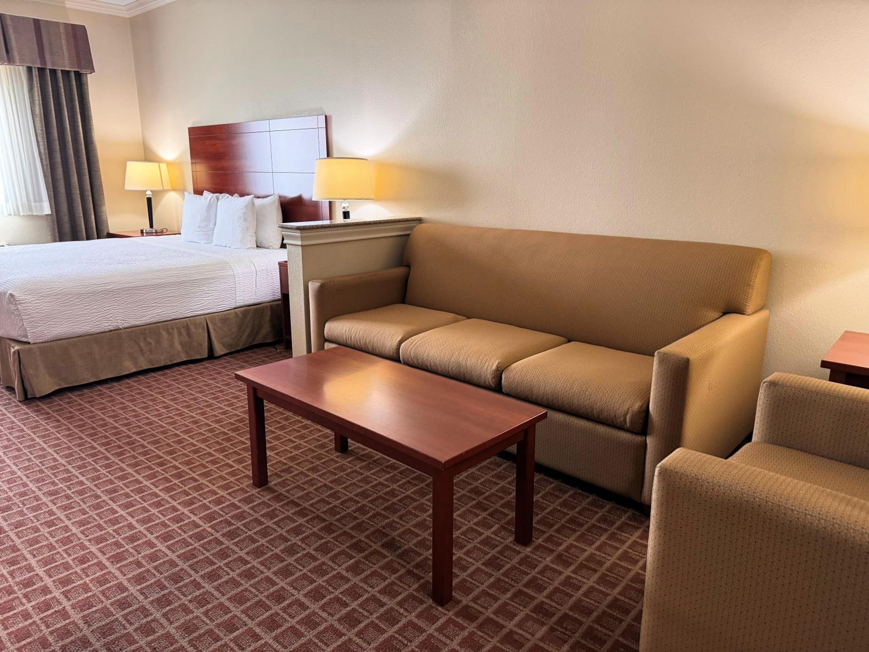 King Suite with Sofa Bed - Disability Access - Non-Smoking - Photo 2