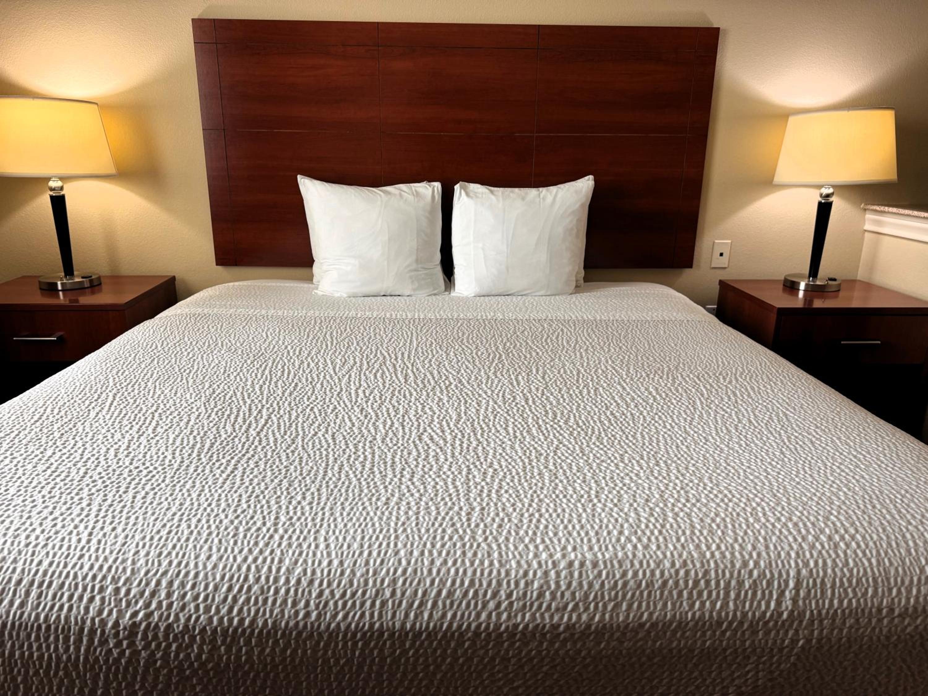 King Suite with Sofa Bed - Disability Access - Non-Smoking - Photo 4