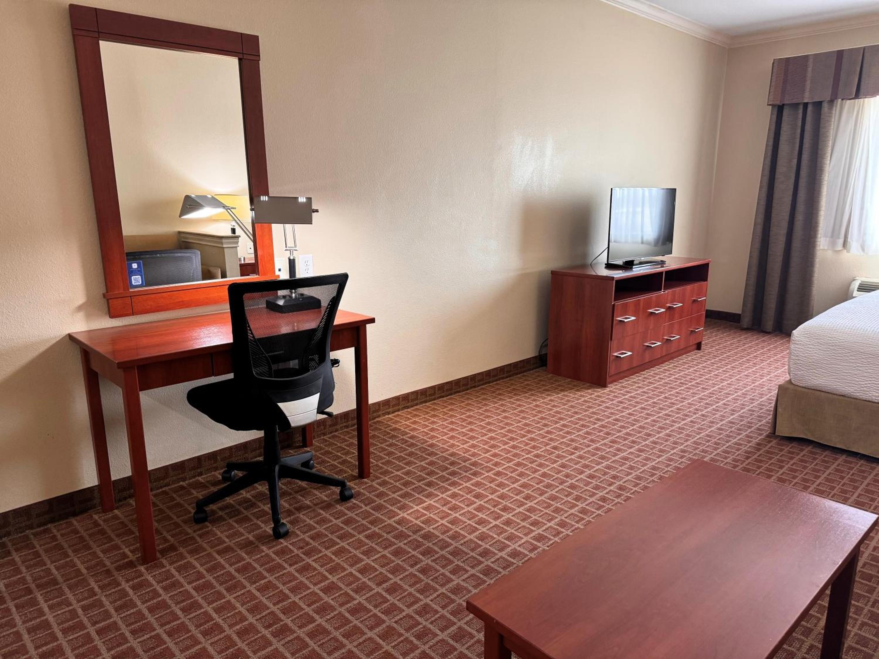 King Suite with Sofa Bed - Disability Access - Non-Smoking - Photo 3