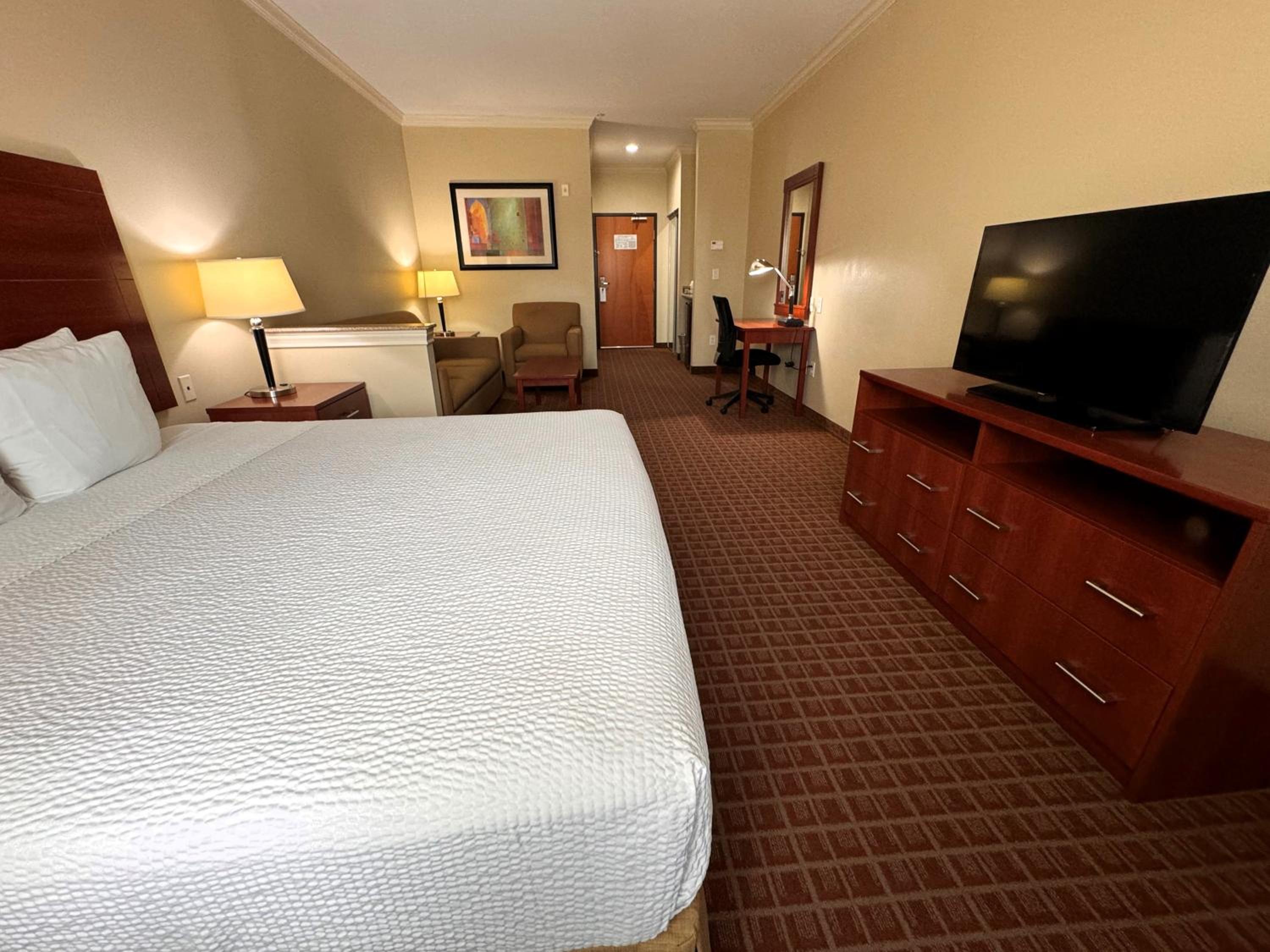 King Suite with Sofa Bed - Disability Access - Non-Smoking - Photo 6