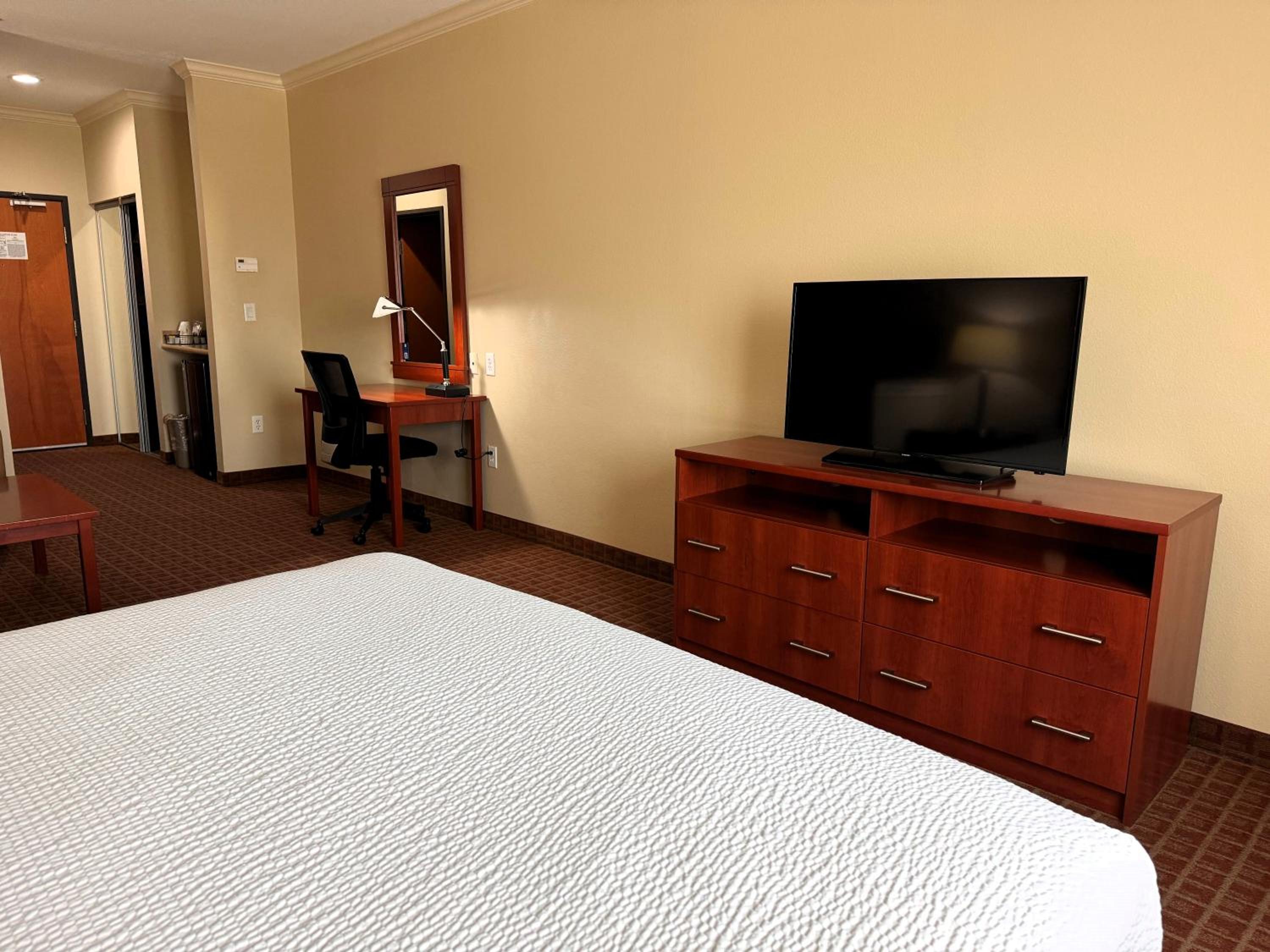 King Suite with Sofa Bed - Disability Access - Non-Smoking - Photo 7