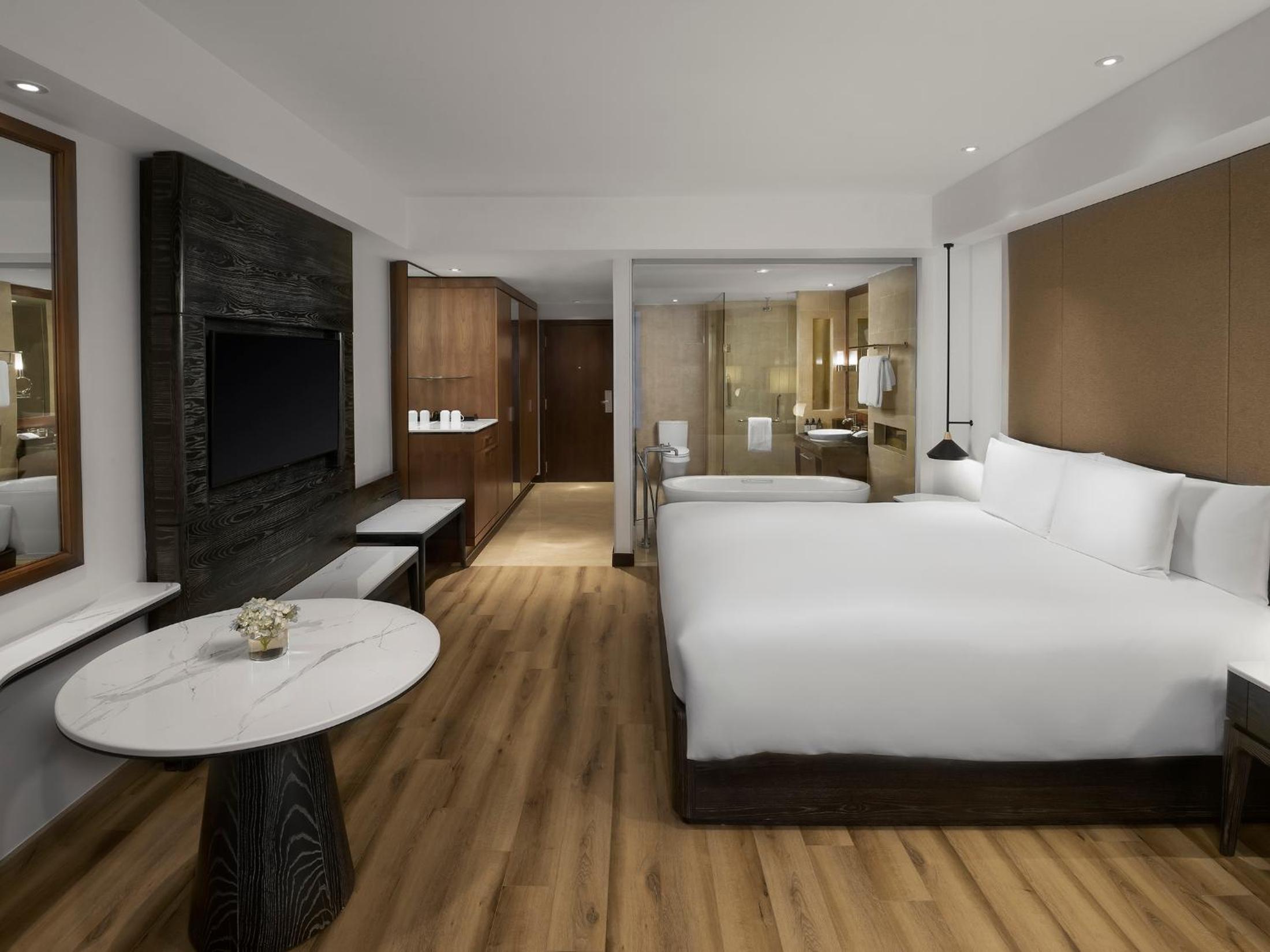 Deluxe King Room with City View