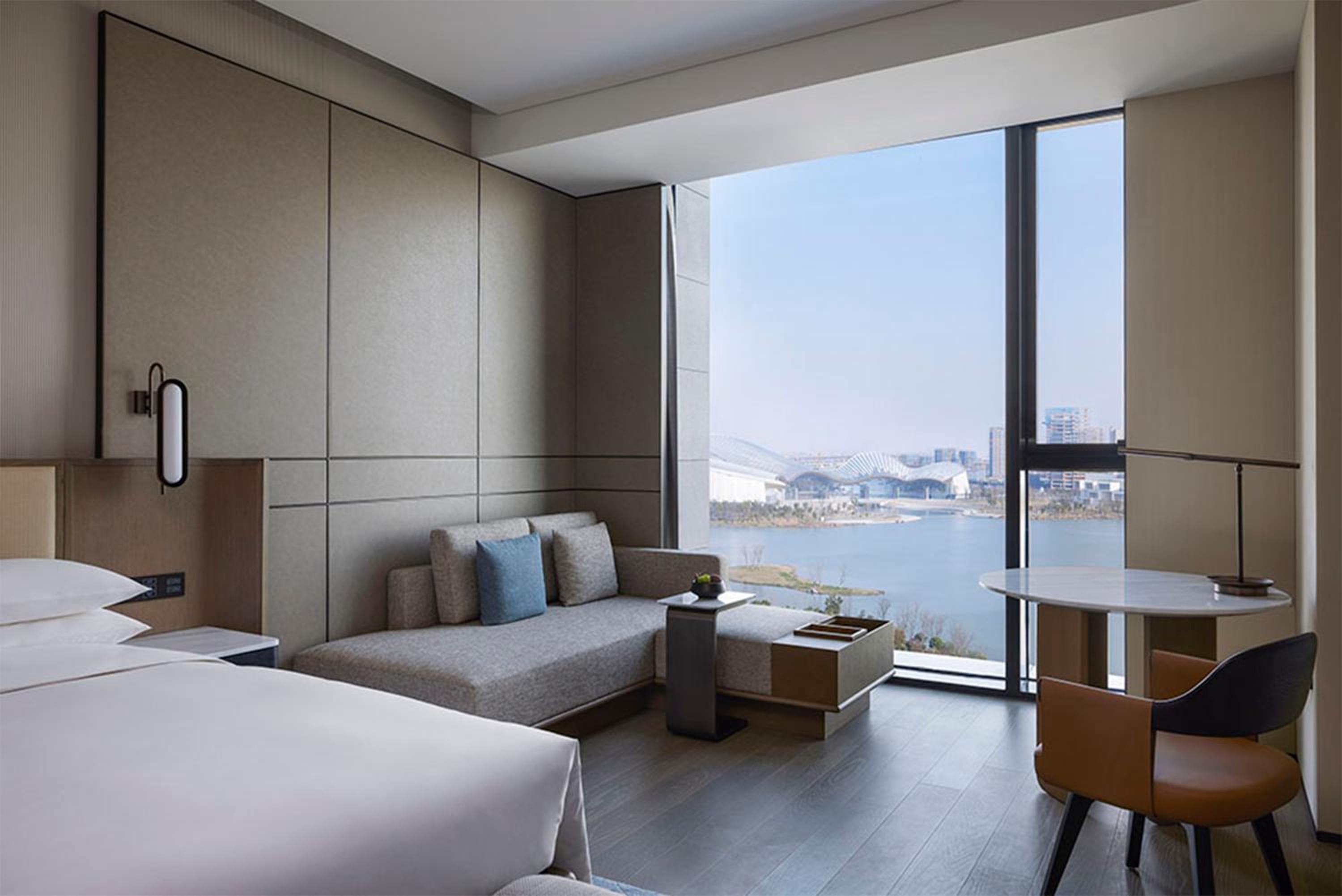 Premier King Room with Lake View - Photo 4