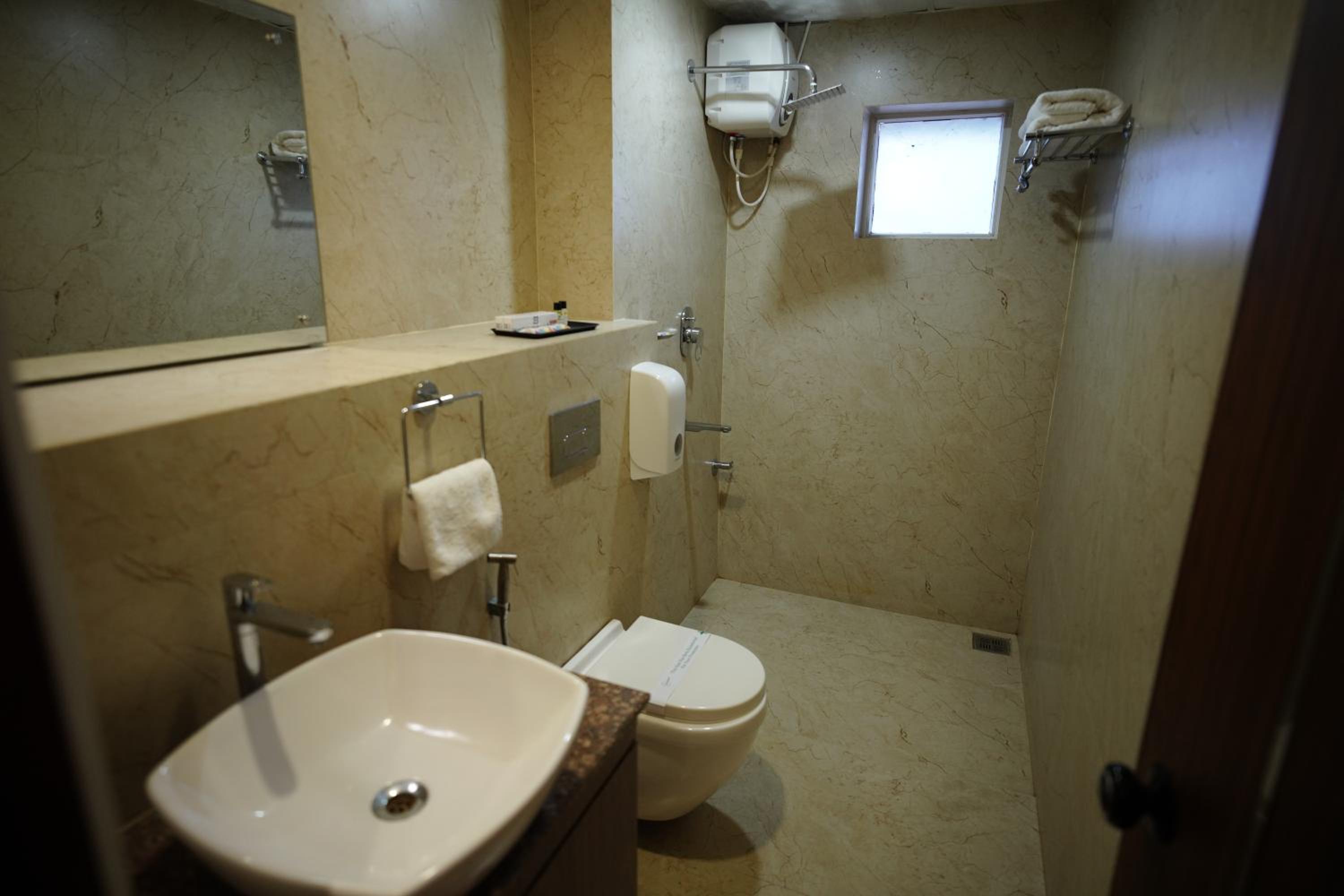 Deluxe Double Room - Photo 11