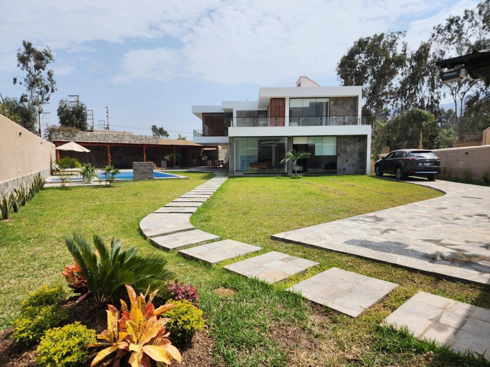 Six-Bedroom House photo 2