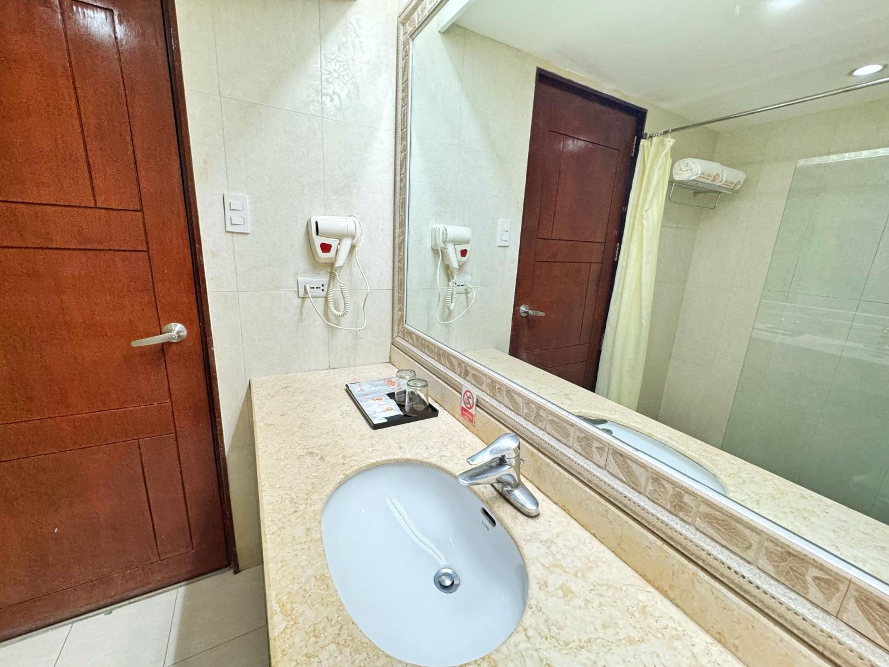 Deluxe Twin Room - Photo 8