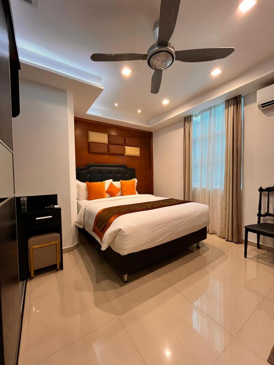 Deluxe Double Room with Side Sea View