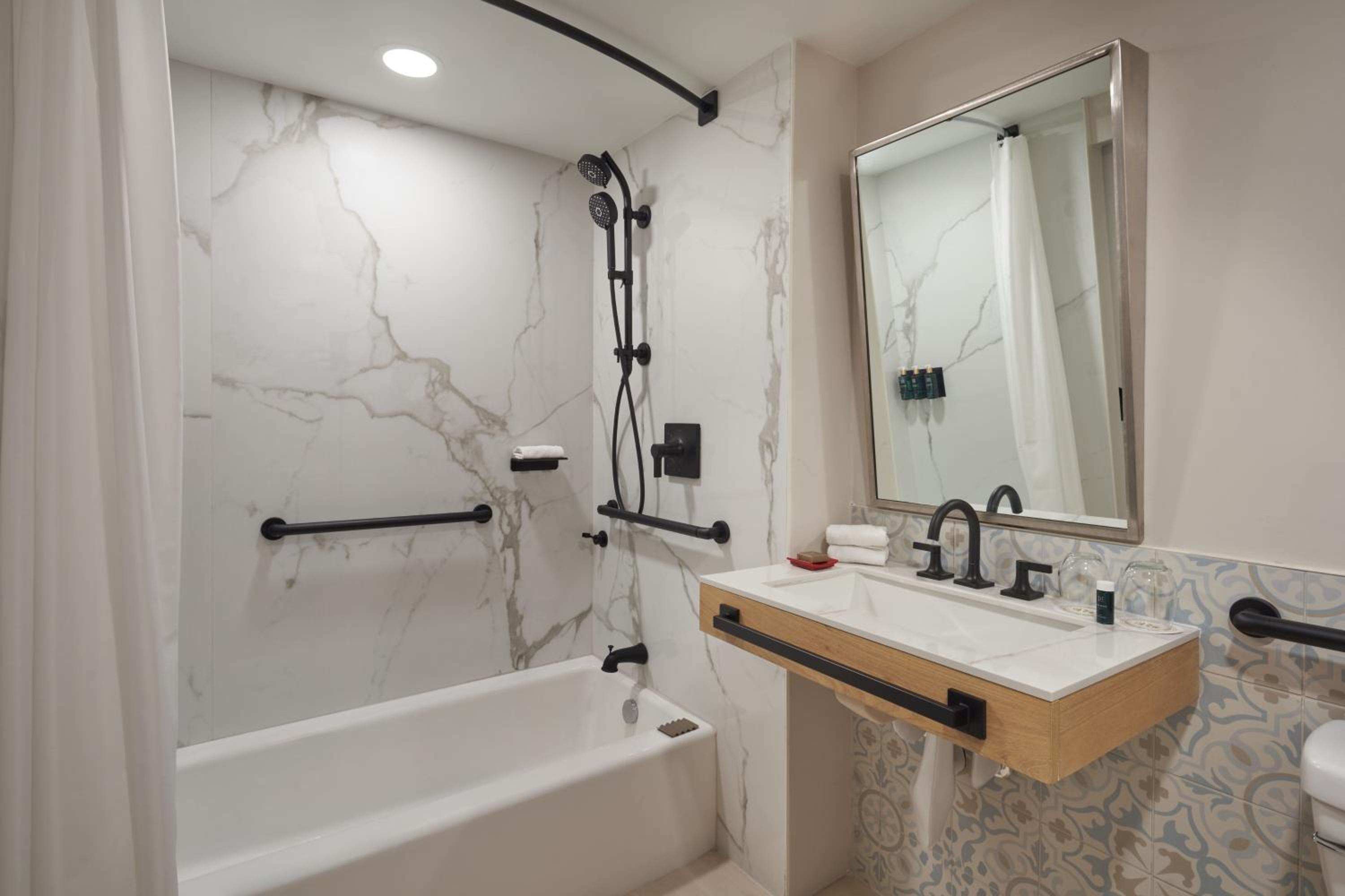 Deluxe Double Room with Two Double Beds - Photo 4
