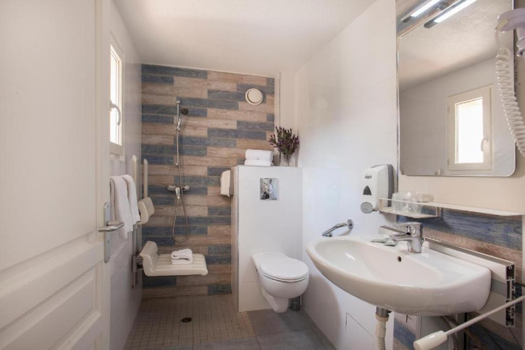 Double Room with Street View - Disability Access - Photo 8