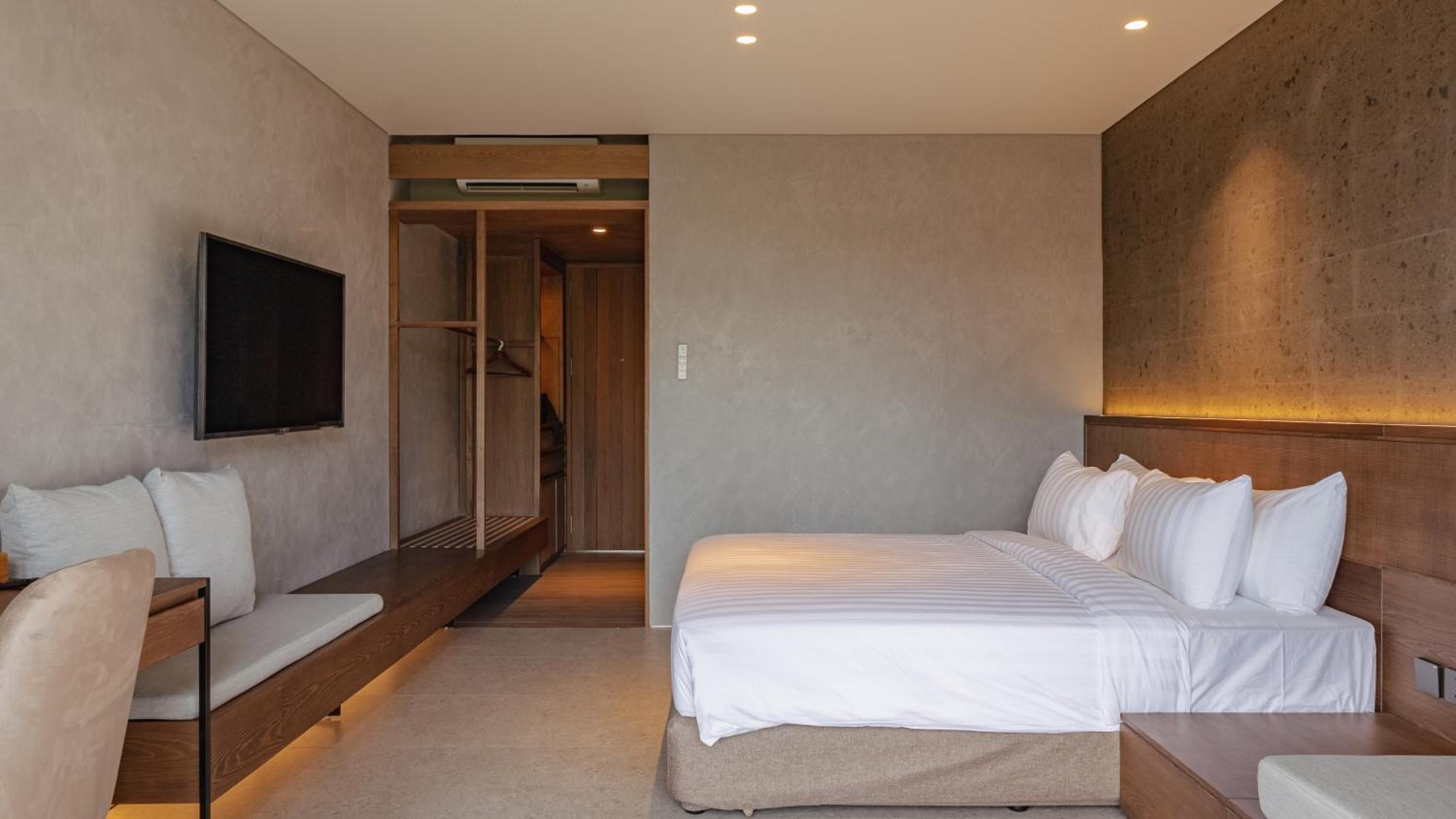 Deluxe Room - Photo 8