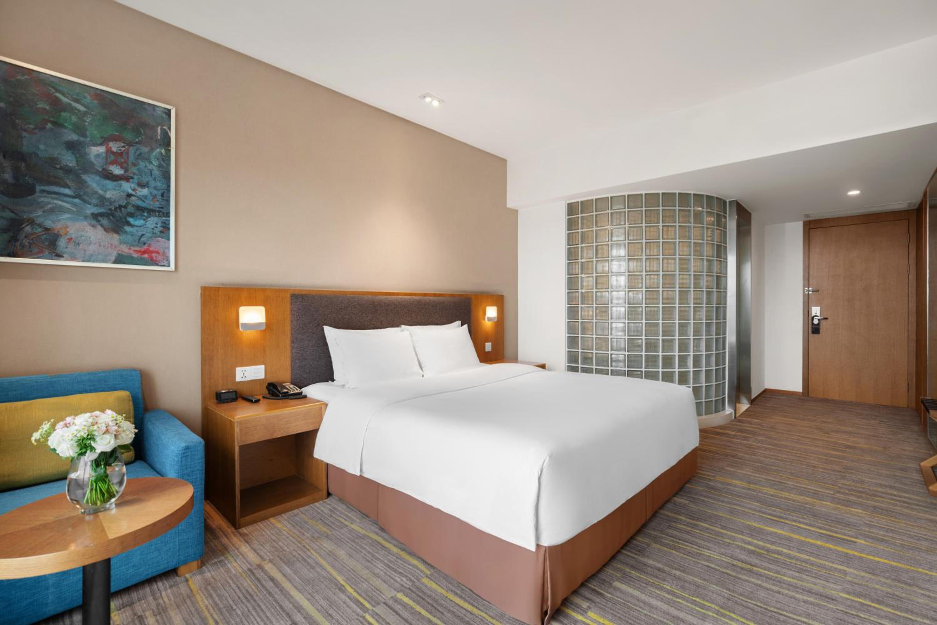 Standard King Room - High Floor photo 2