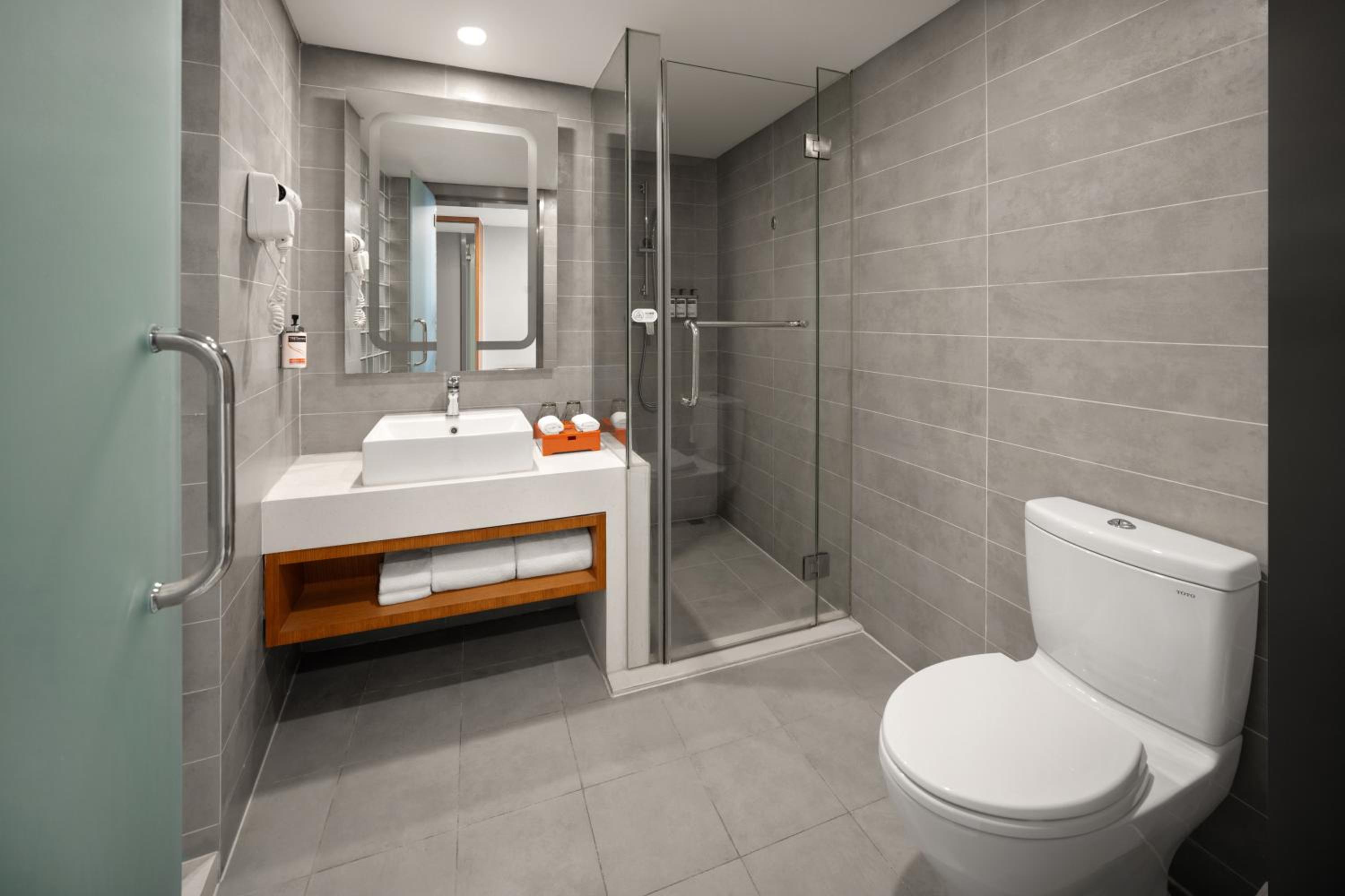 High Floor Standard Twin Room photo 2