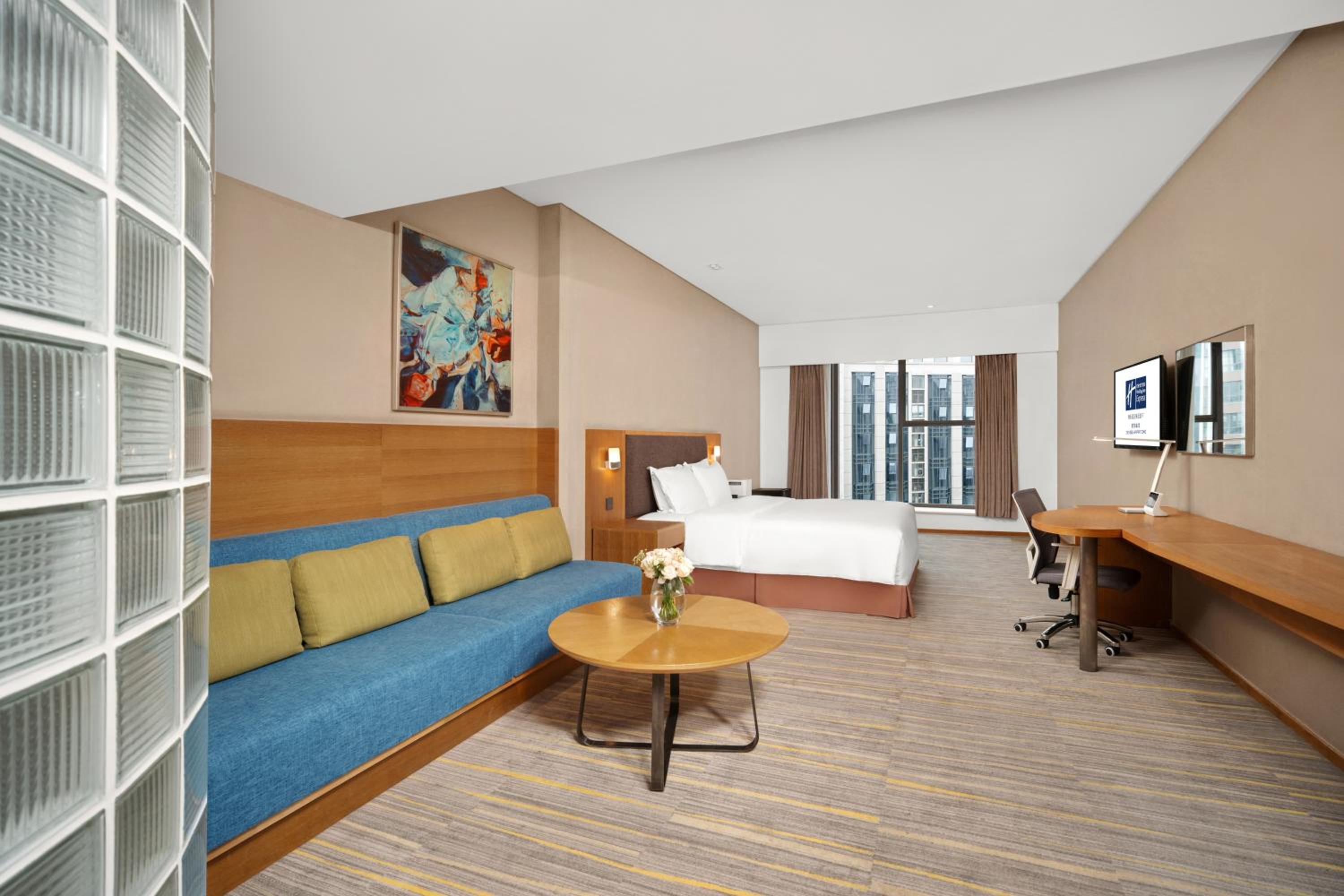 Standard King Room with Extra Floor Space photo 2
