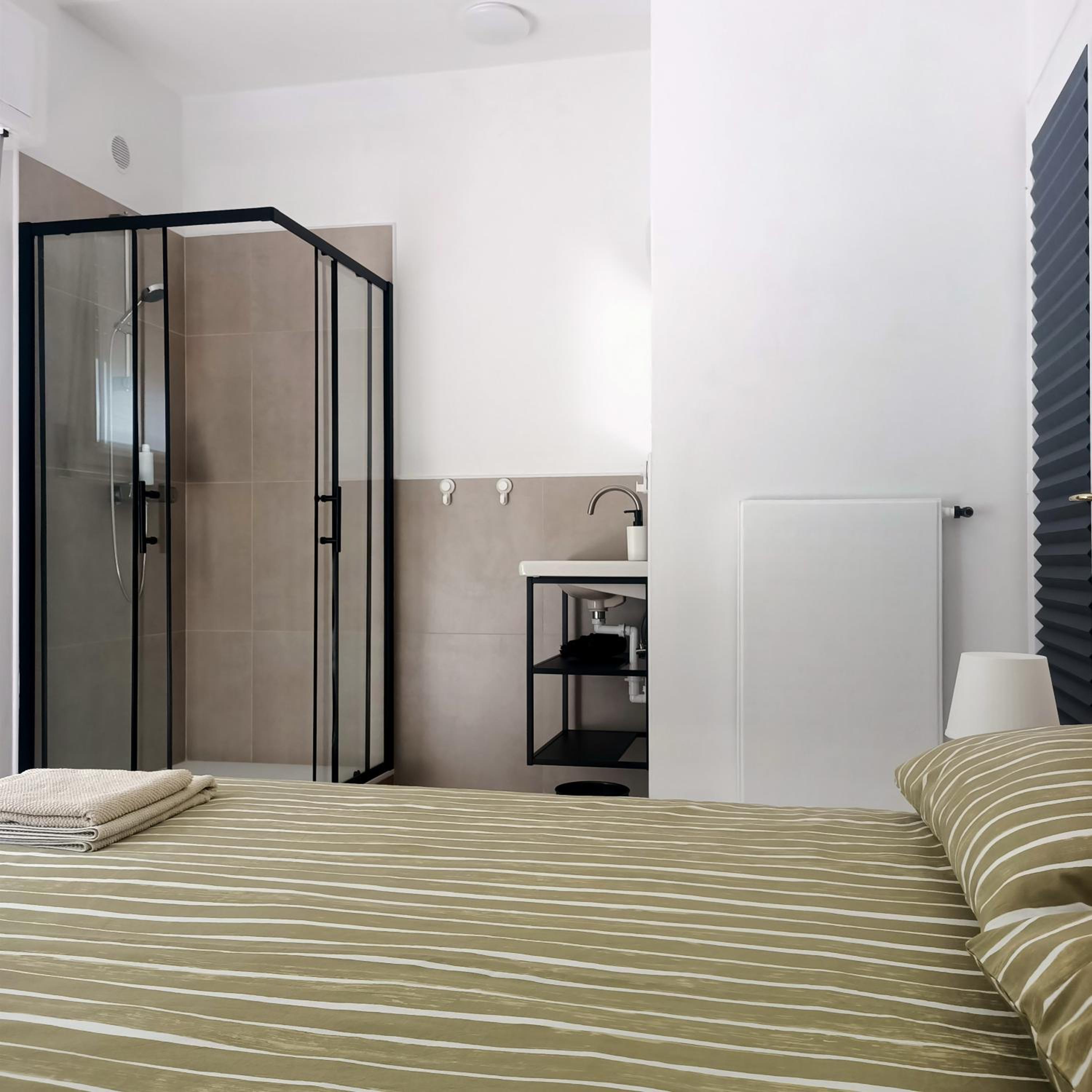 Deluxe Double Room with Shower photo 2