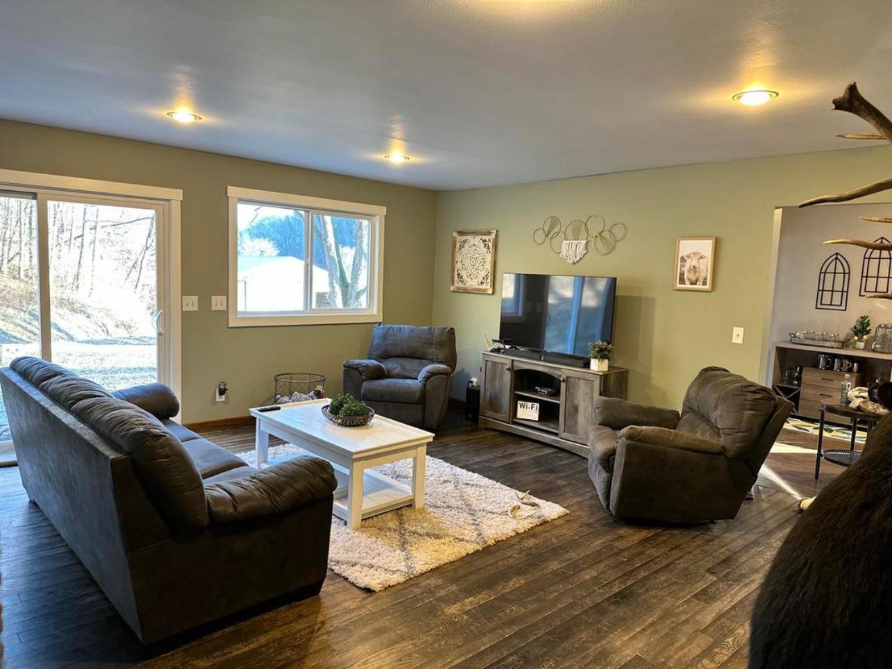 Five-Bedroom House photo 1