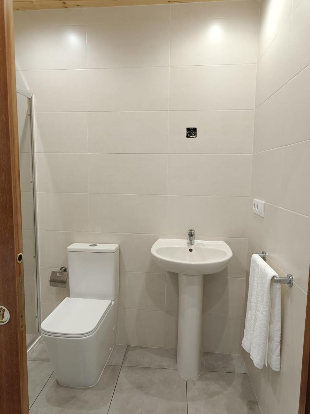 Triple Room with Private Bathroom - Photo 3