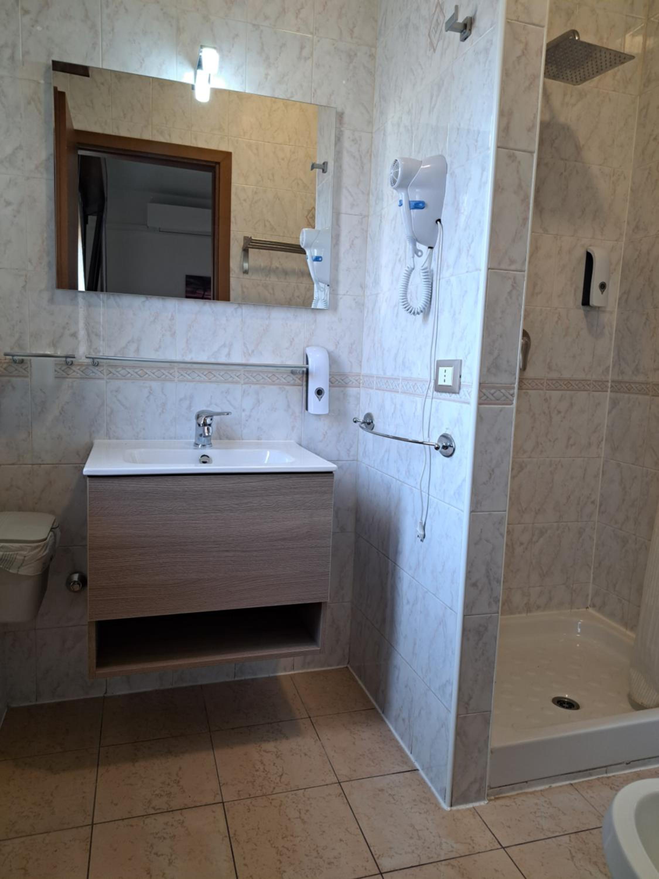 Triple Room with Private Bathroom - Photo 4