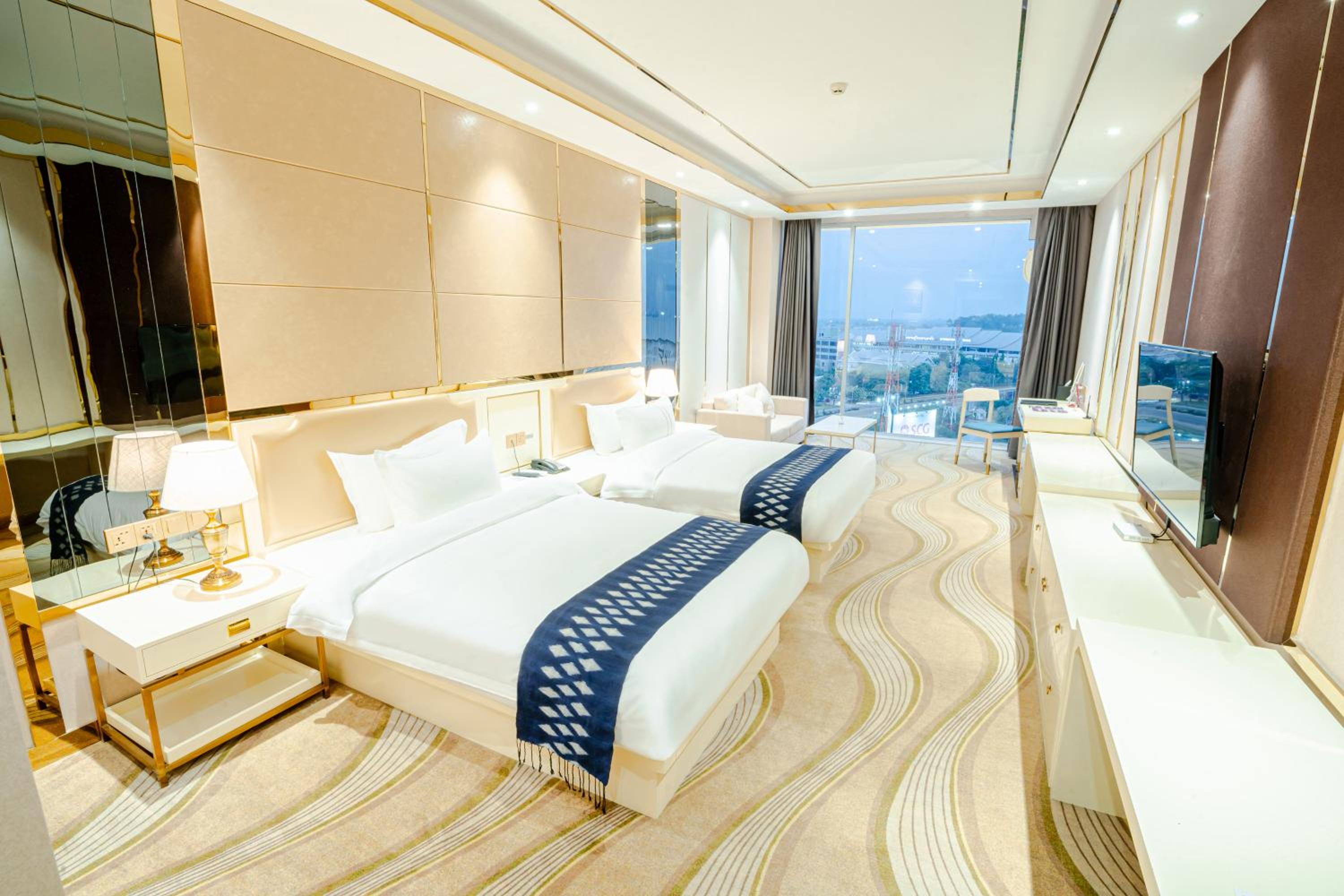 Deluxe Twin City View - Photo 5