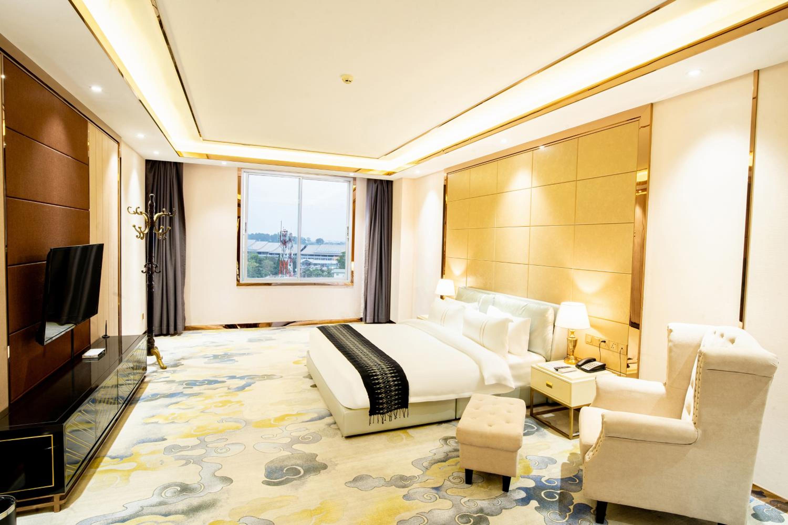 Executive Suite City view - Photo 3