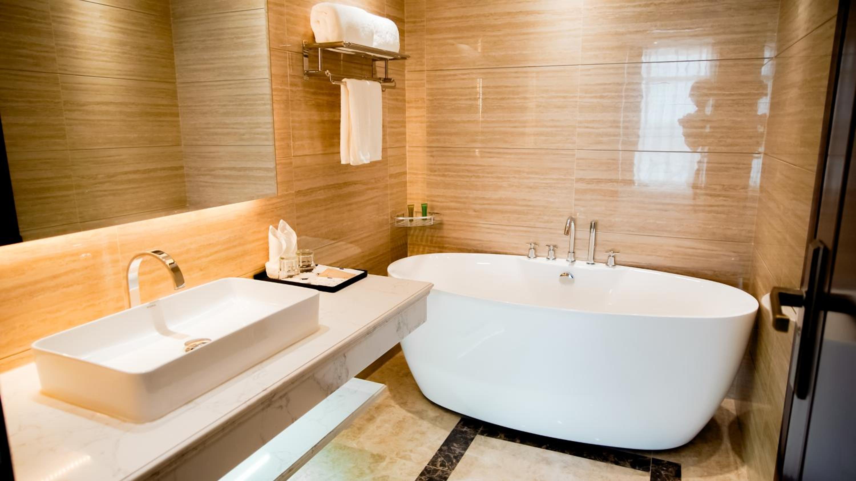Executive Suite City view - Photo 2