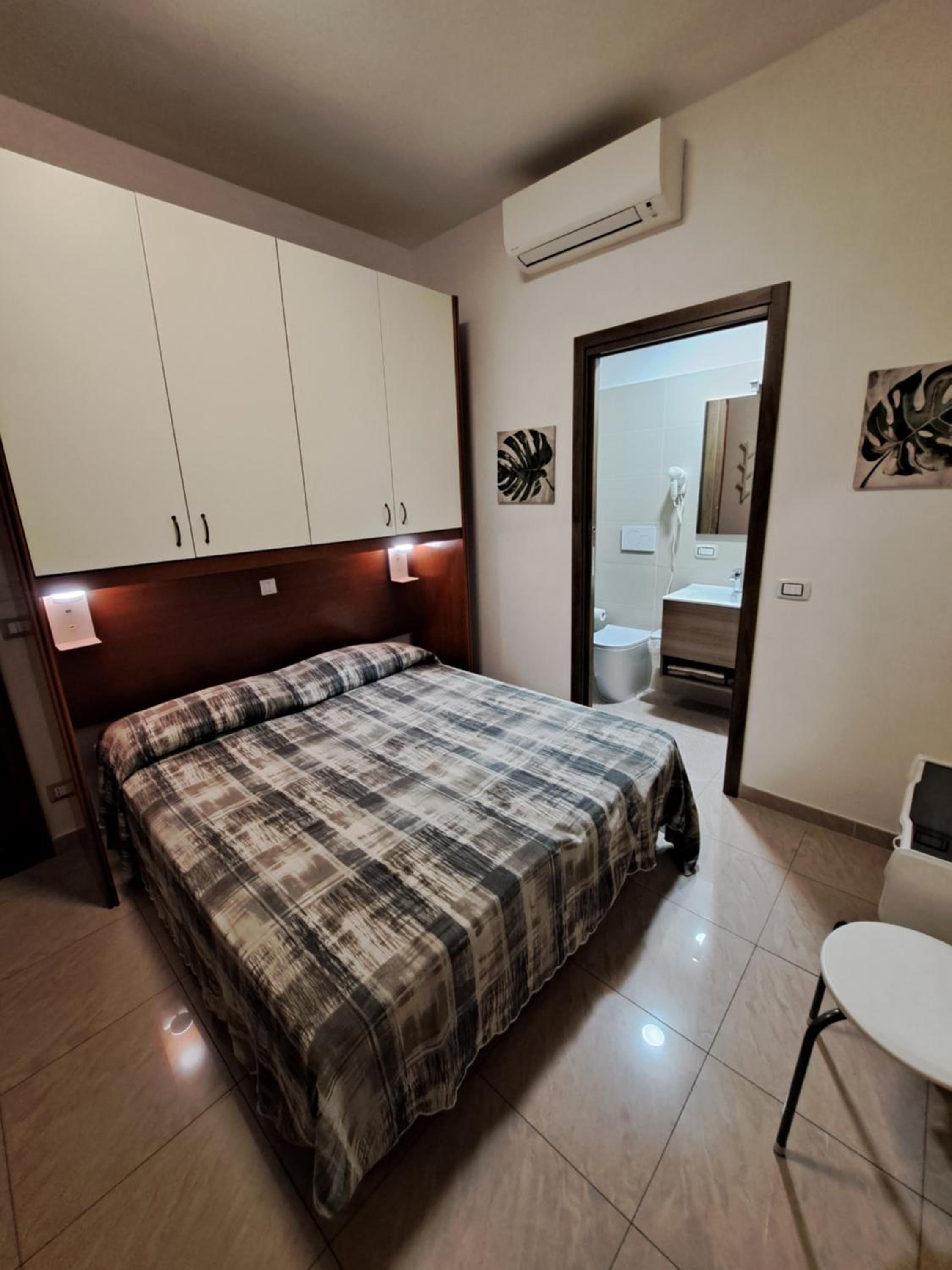 Double Room with Private Bathroom - Photo 8