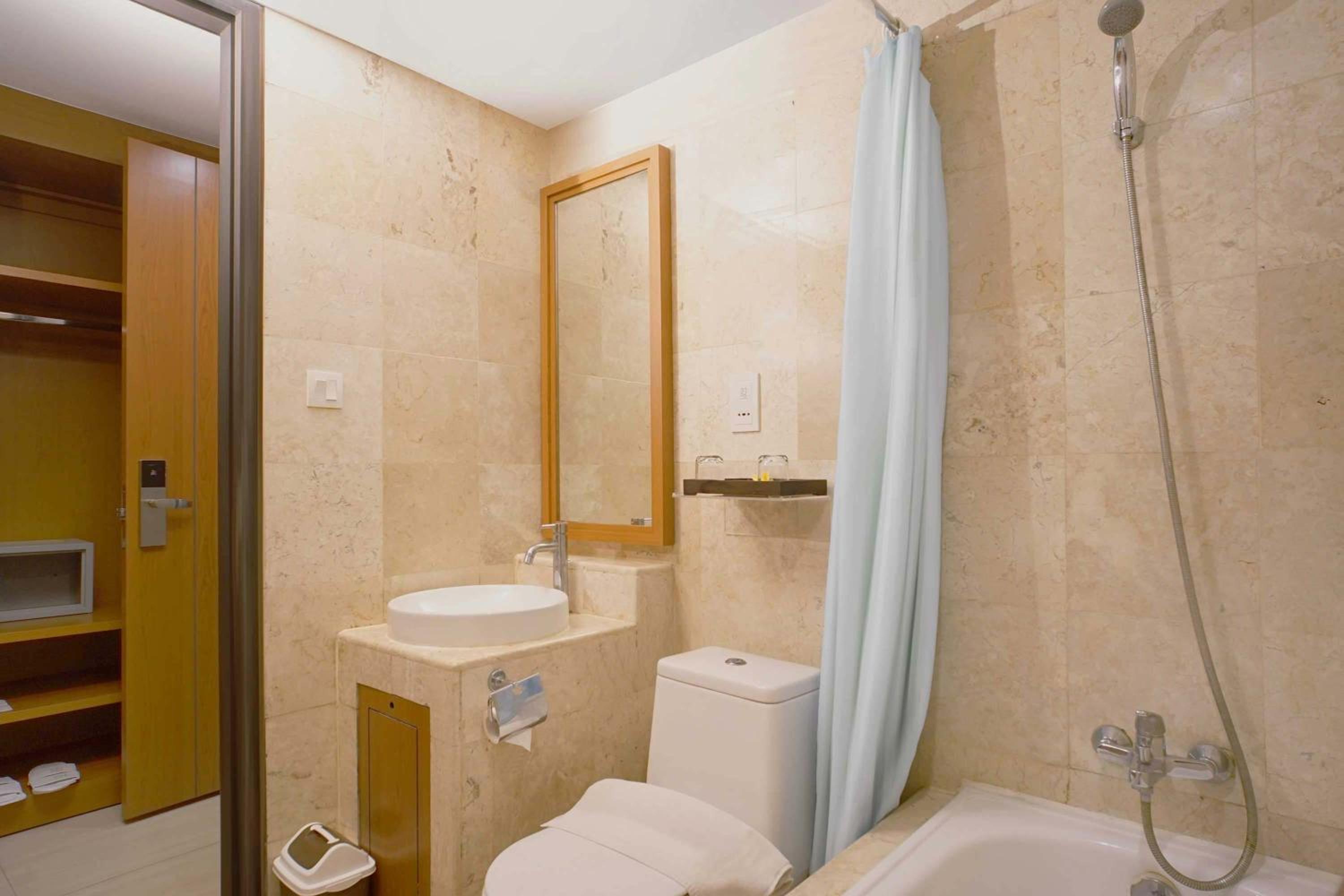 Deluxe Room with Garden View - Photo 11
