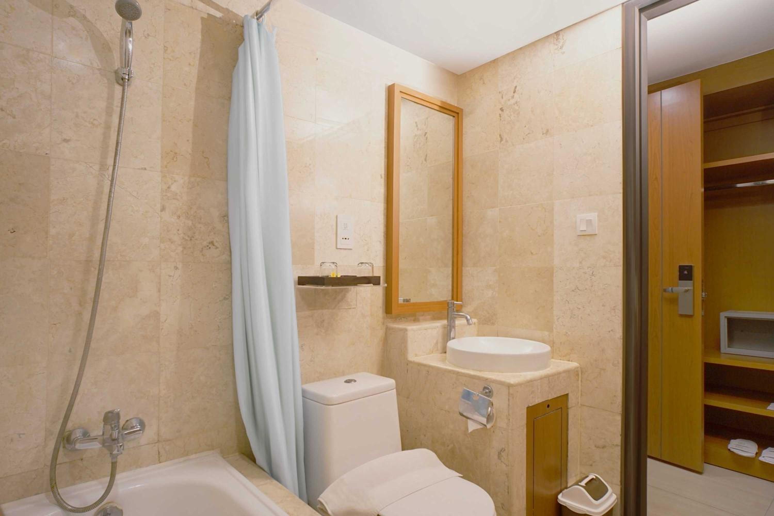 Deluxe Room with Garden View - Photo 2