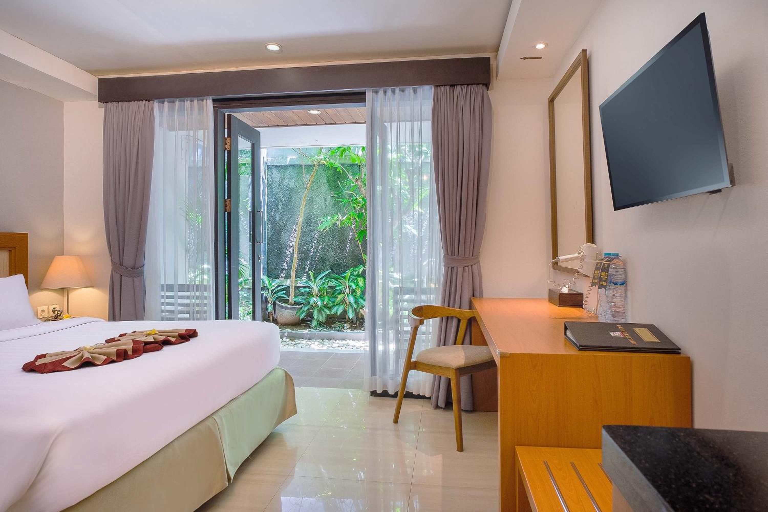 Deluxe Room with Garden View - Photo 9