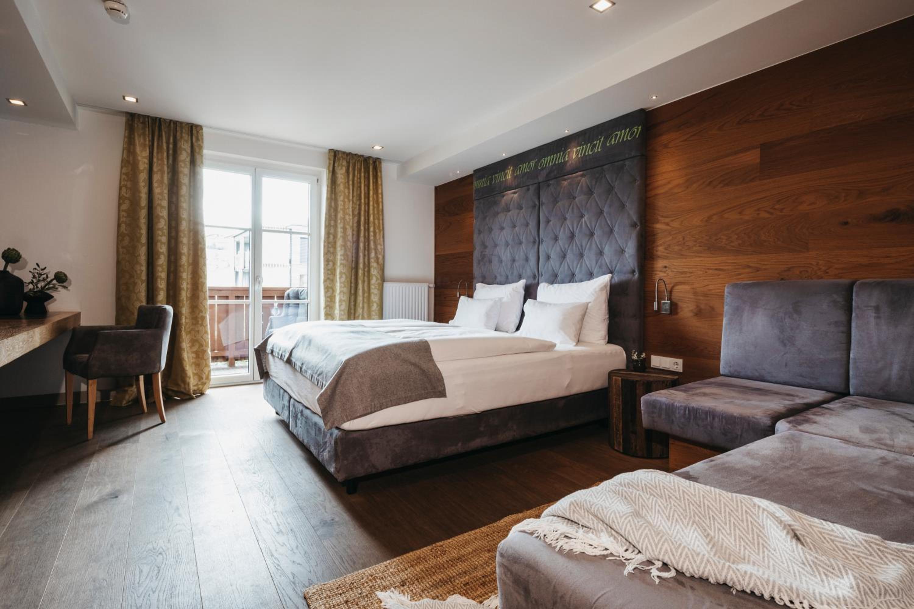 Deluxe Double Room with Balcony - Photo 9