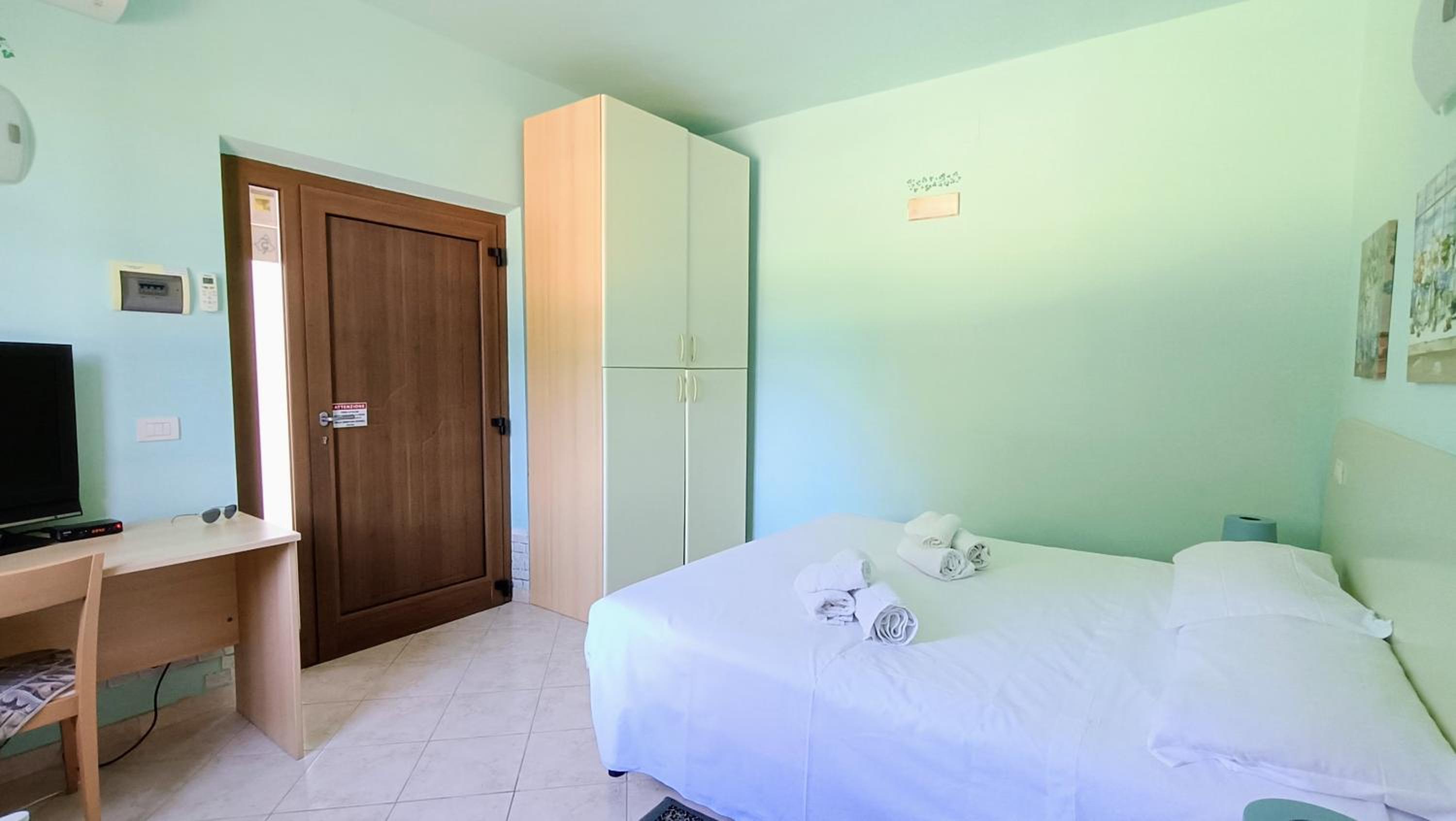 Double Room with Private Bathroom - Photo 10