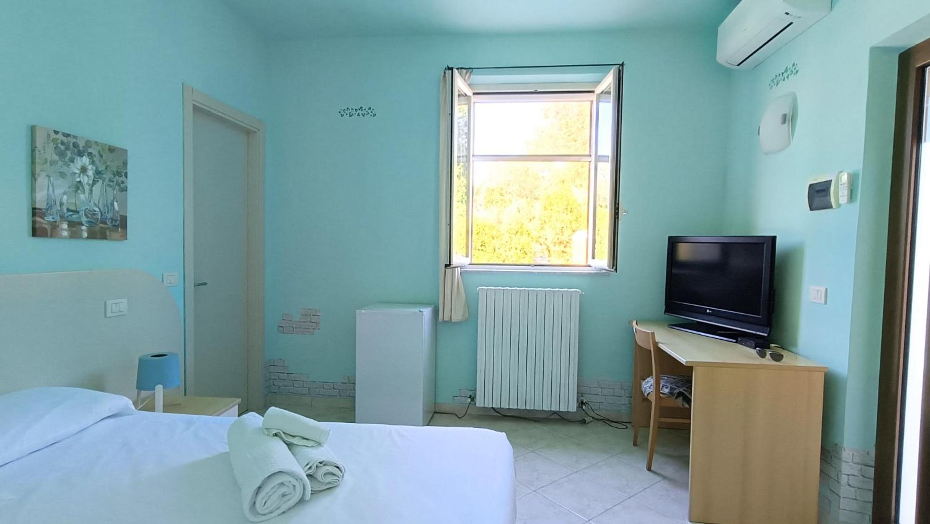 Double Room with Private Bathroom - Photo 11