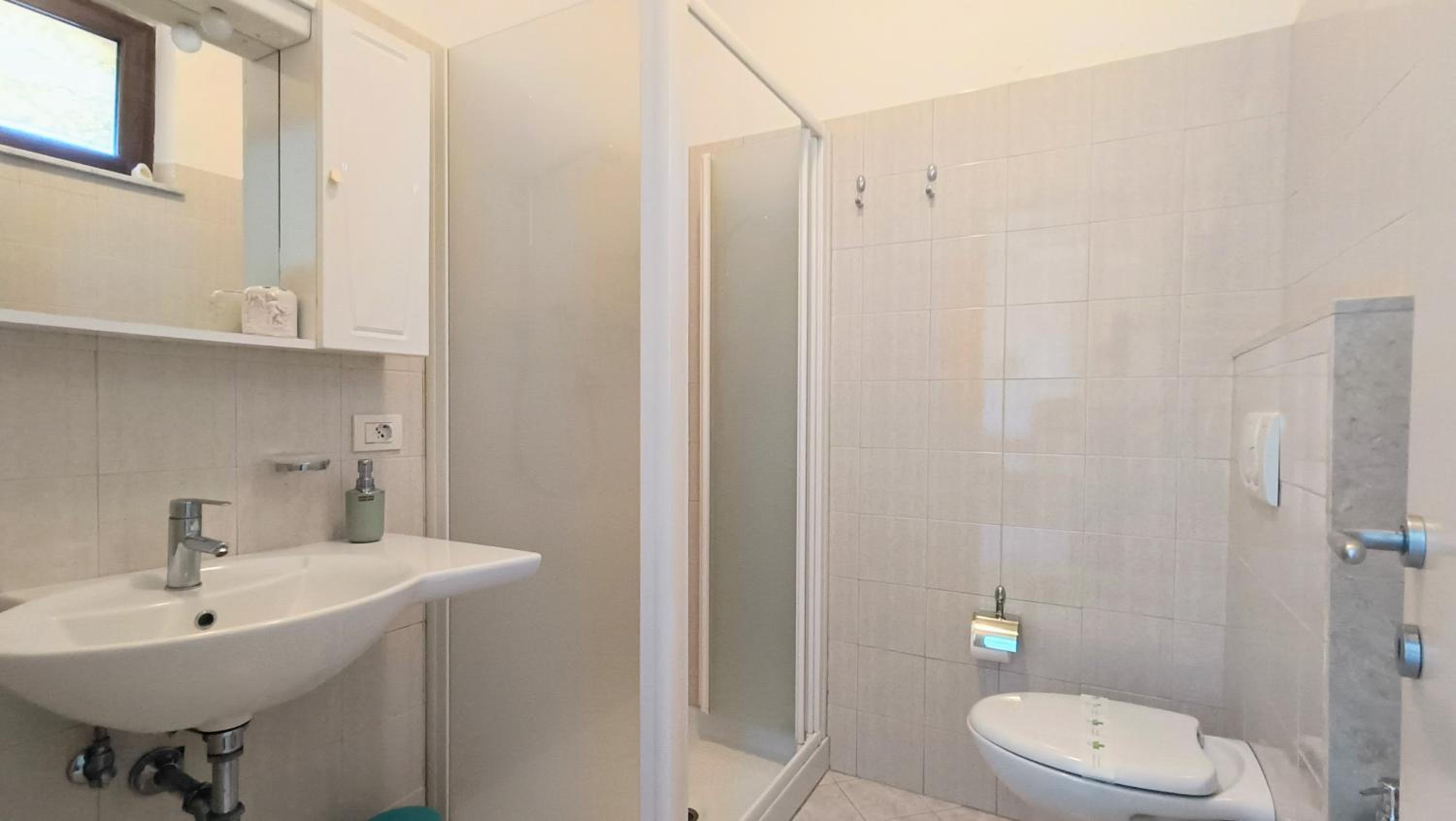 Double Room with Private Bathroom - Photo 3