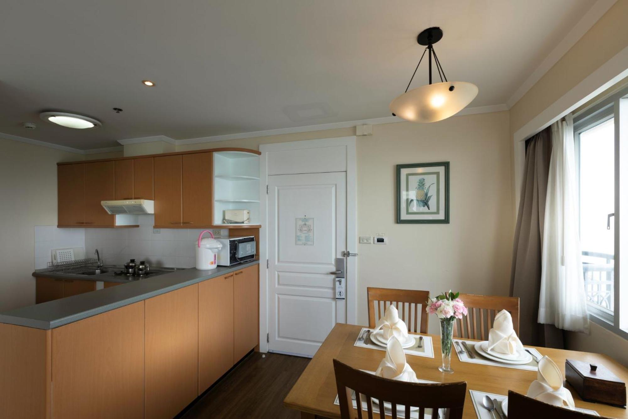 One Bedroom Premier Suite - Photo 6