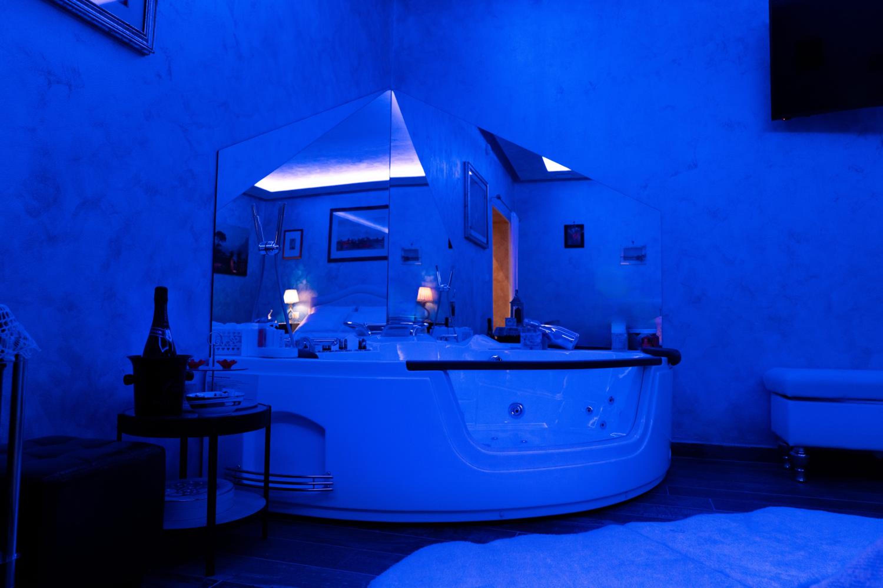 Deluxe Suite with Spa Bath photo 2