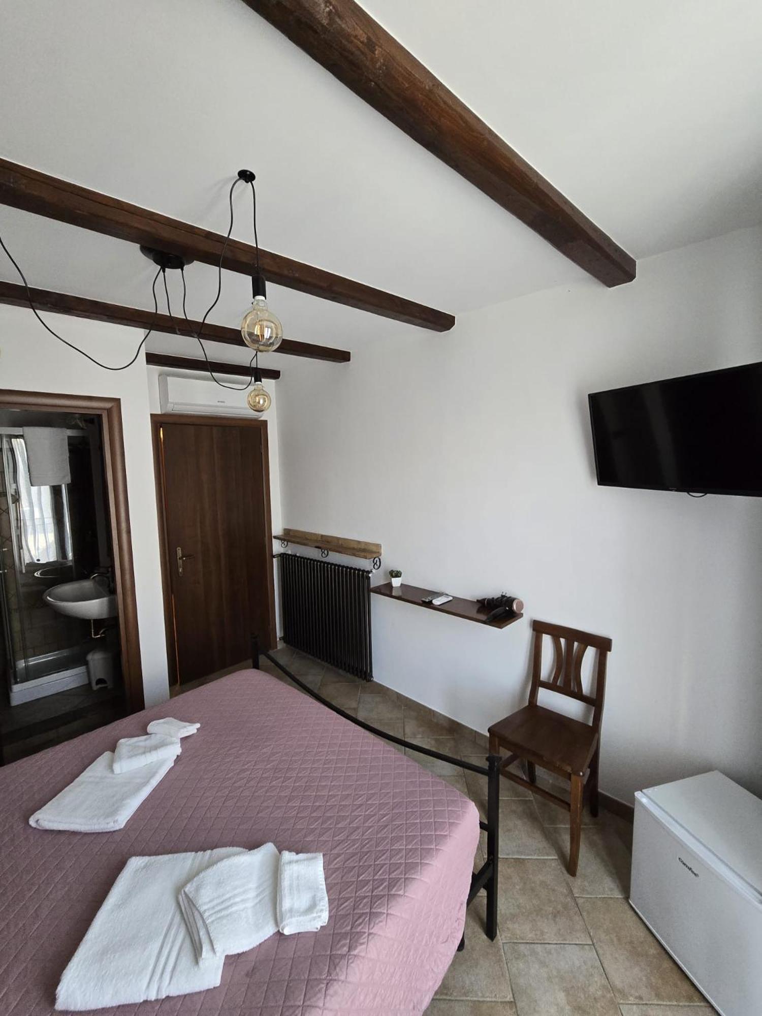 Standard Double Room - Photo 2