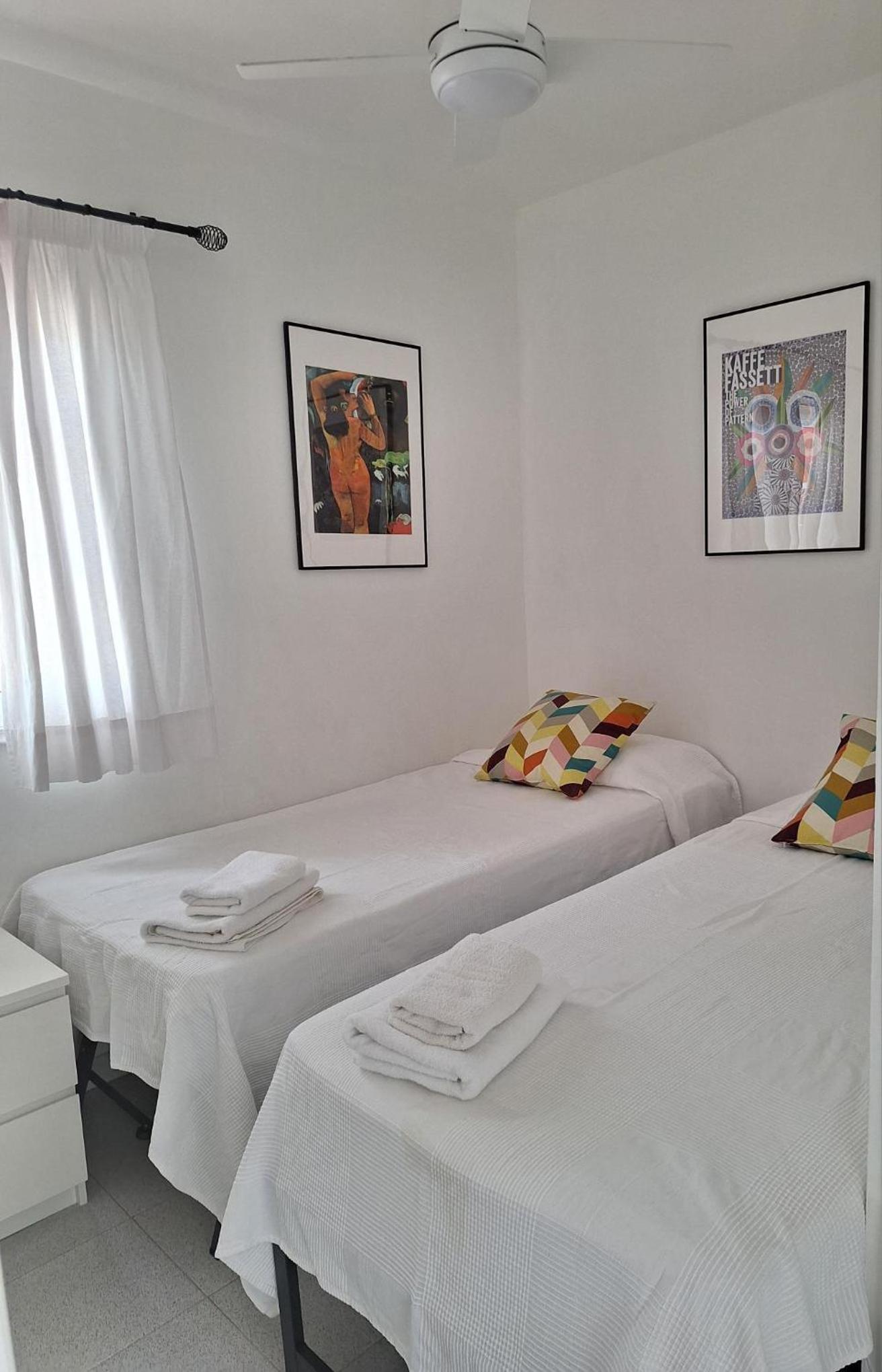 Apartamento de dos habitaciones con balcón y vista al mar