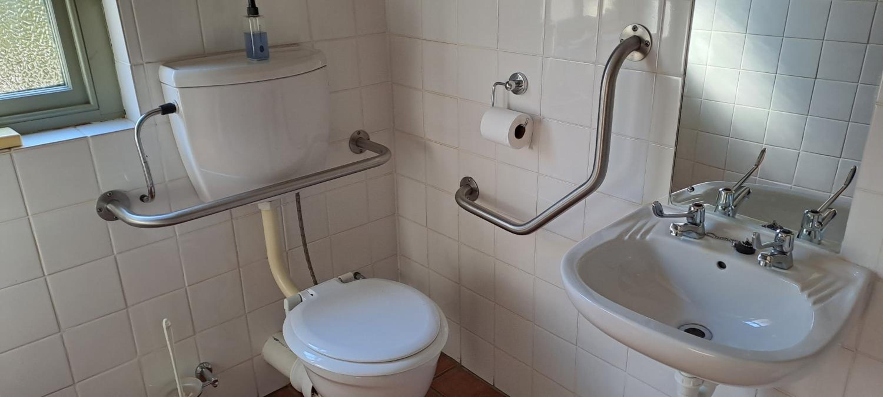 Twin Room - Disability Access - Photo 3
