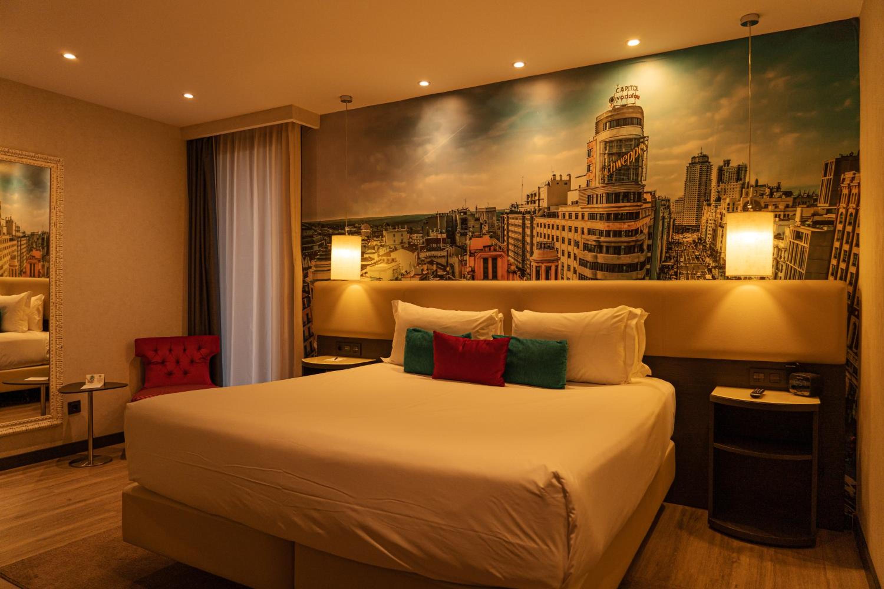 Standard King Room thumbnail 6