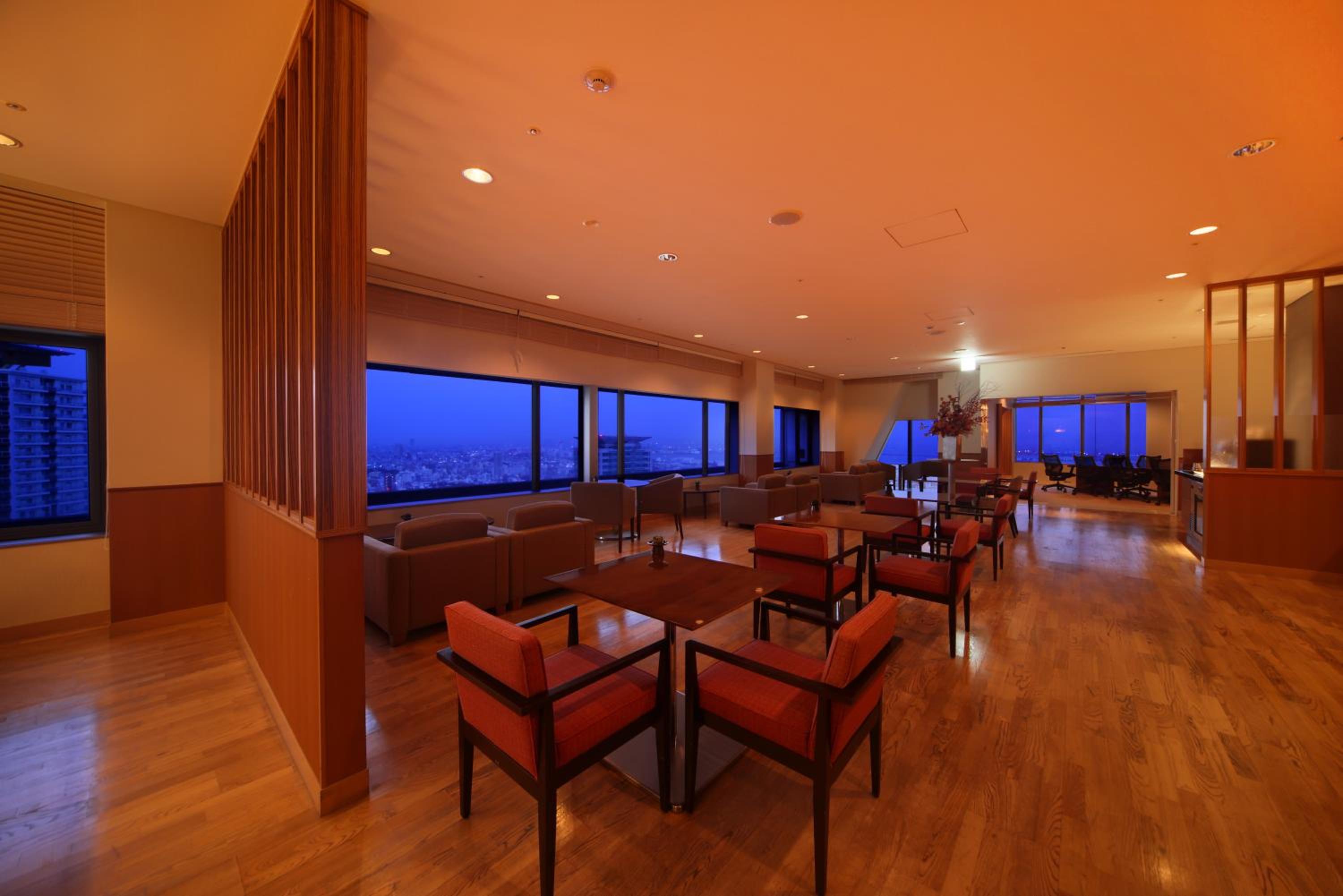 Standard Queen Room with City View - Lounge Access - Photo 2