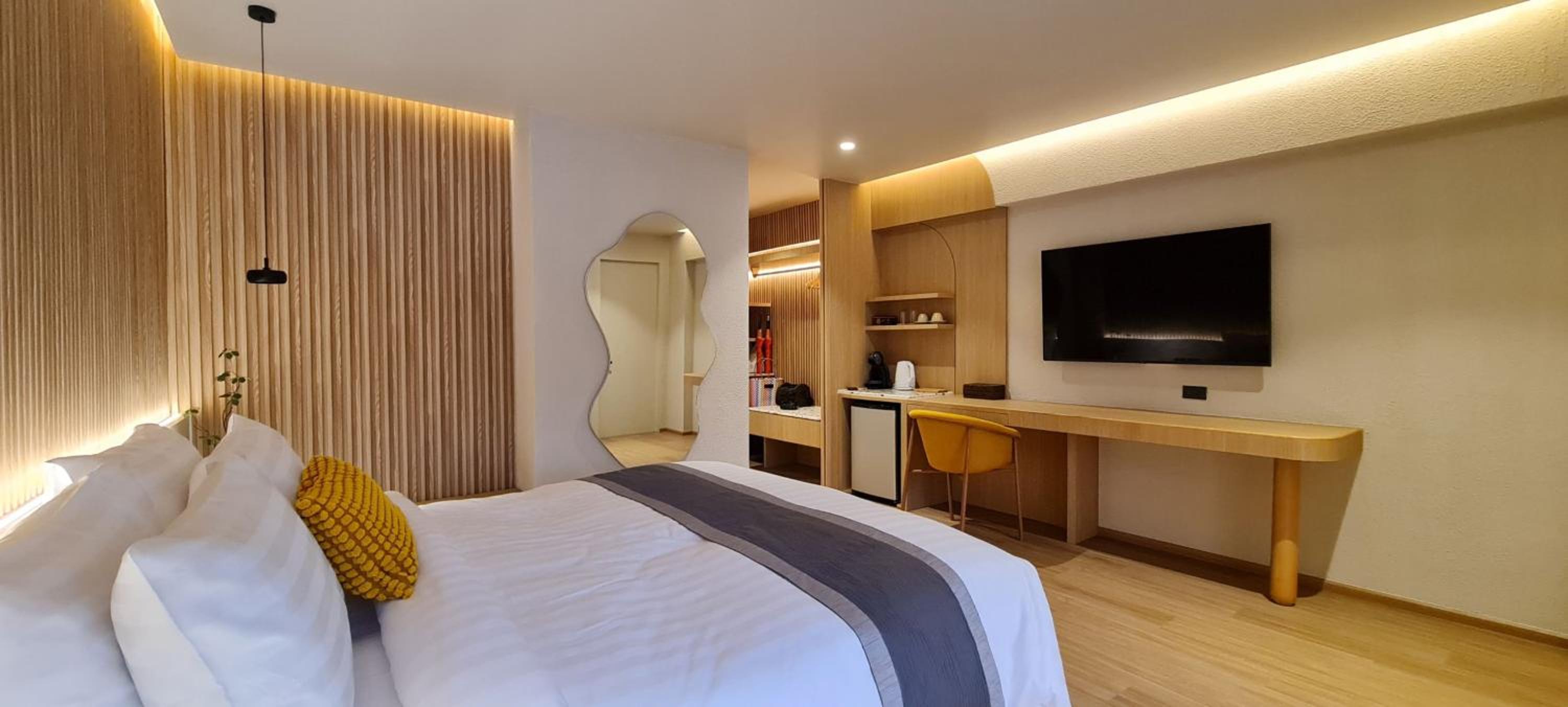 Deluxe King Room - Photo 1